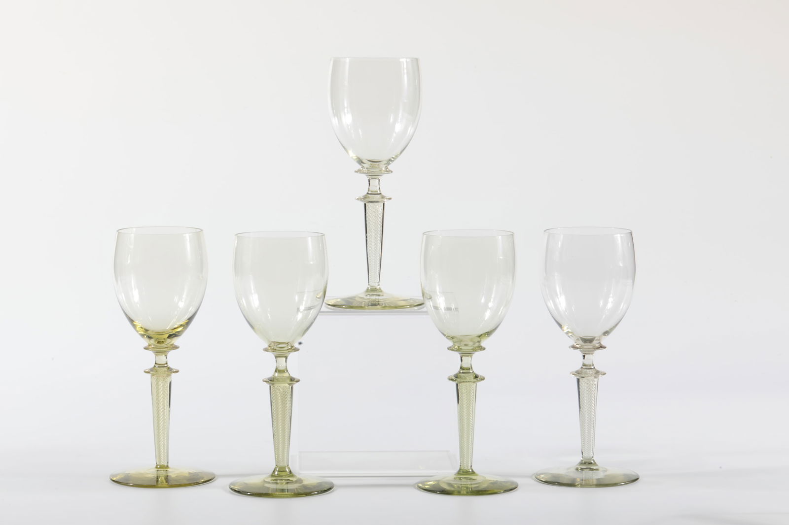 Five Moselle wine Romans: Five Moselle wine Römer Rheinische Glashütten AG, Cologne-Ehrenfeld, around 1881 Light moss green glass. Stem with spiral air stripes. H: 16 cm.