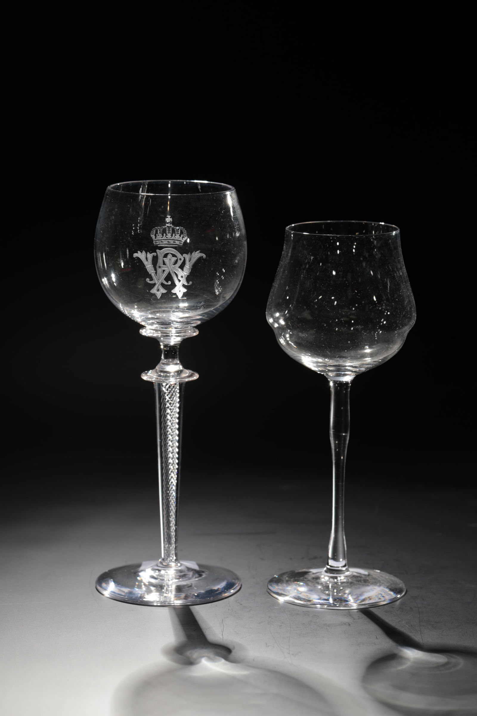 Two stem jars, one with coat of arms: Two stem glasses, one with coat of arms Rheinische Glashütten AG, Cologne-Ehrenfeld, around 1881 Colourless stem glass with curved cuppa and stem. Colourless stem glass, stem with spiral air stripes