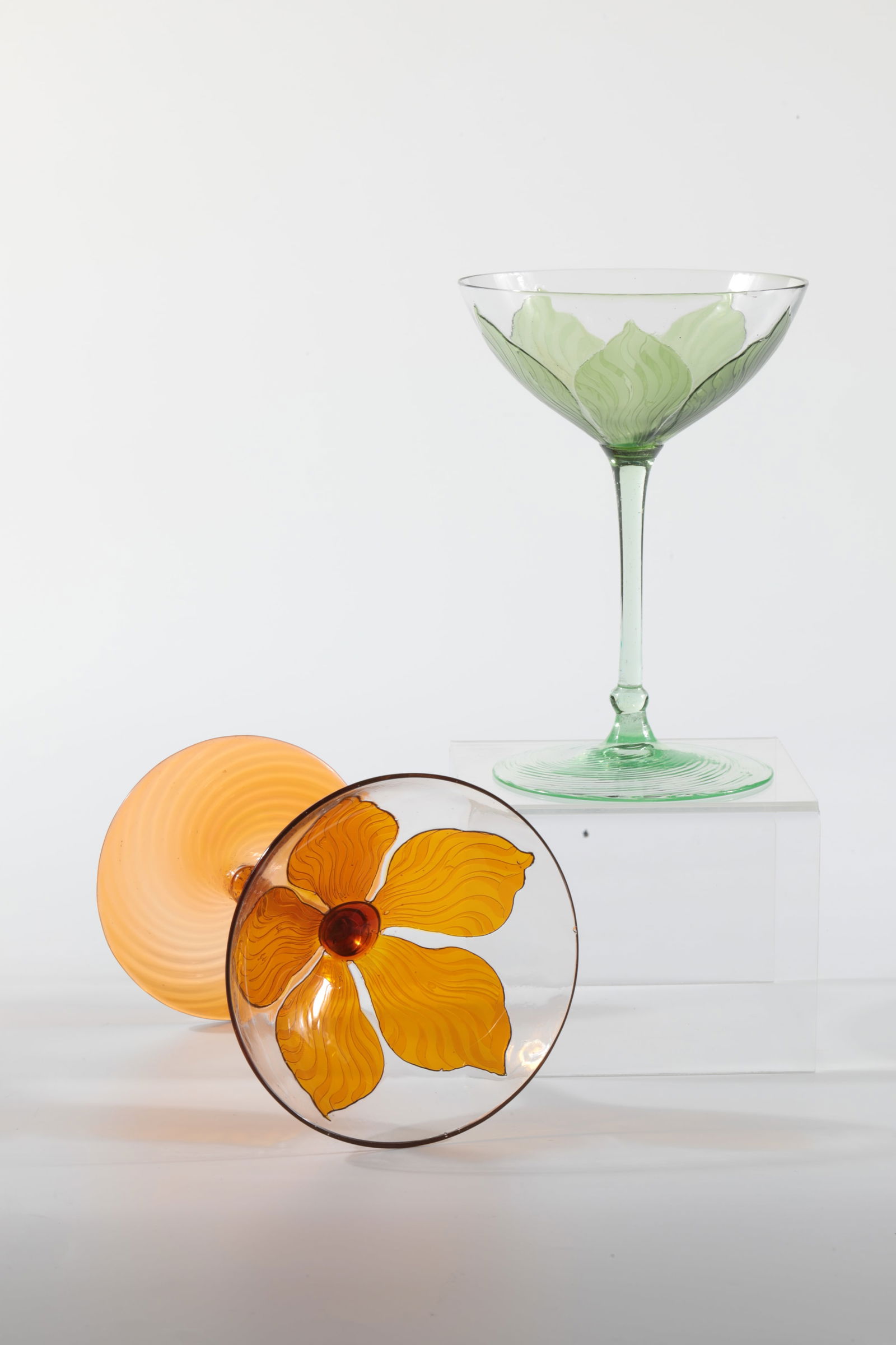 Two stem jars: Two stem jars Rheinische Glashütten AG, Cologne-Ehrenfeld, around 1881 Kuppa made of colourless glass, overlaid with colour. Shaft and base made of green or amber glass, base optically ribbed. Decor