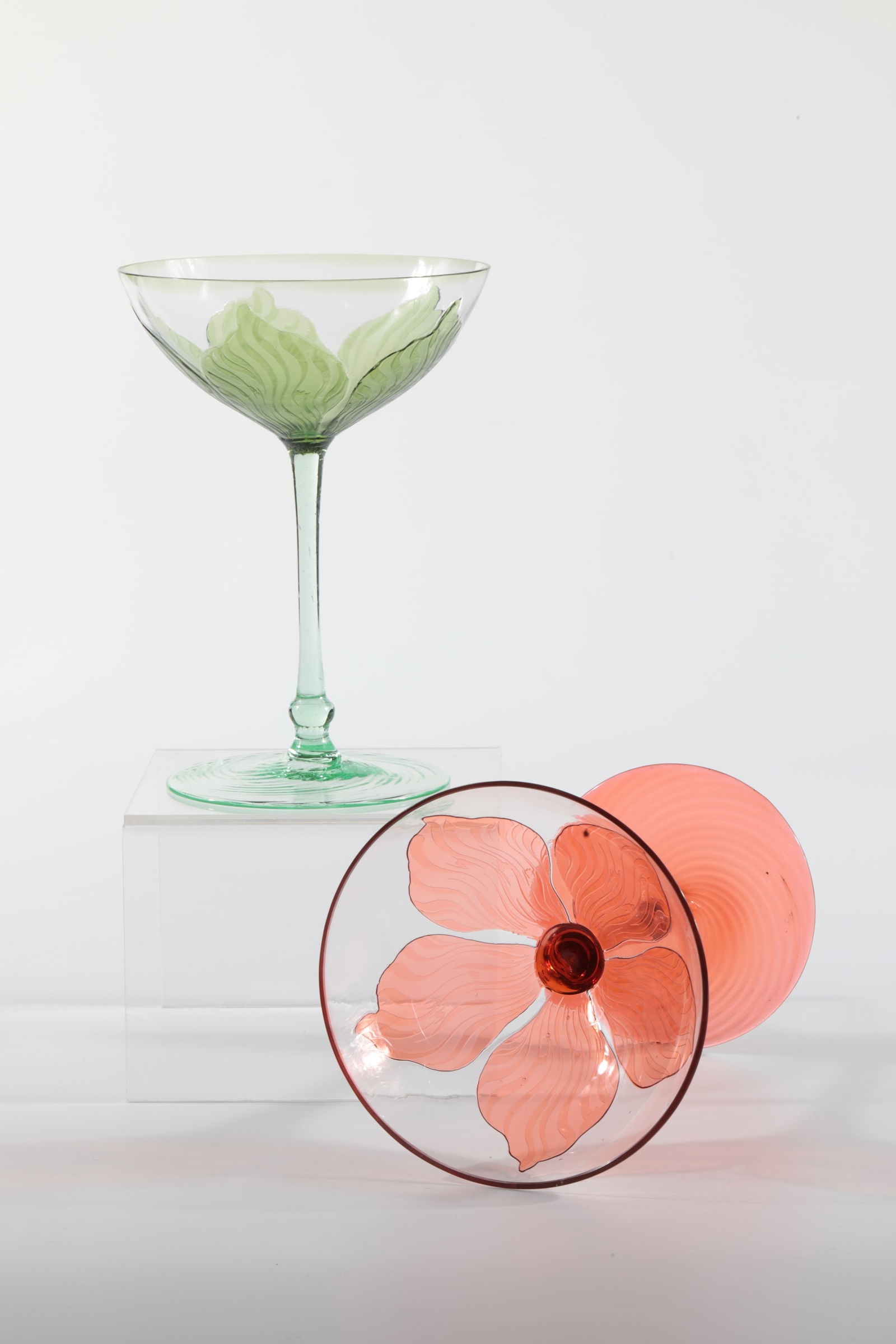 Two stem jars: Two stem jars Rheinische Glashütten AG, Cologne-Ehrenfeld, around 1881 Kuppa made of colourless glass, overlaid with colour. Shaft and base made of green or red glass, base optically ribbed. Decor et