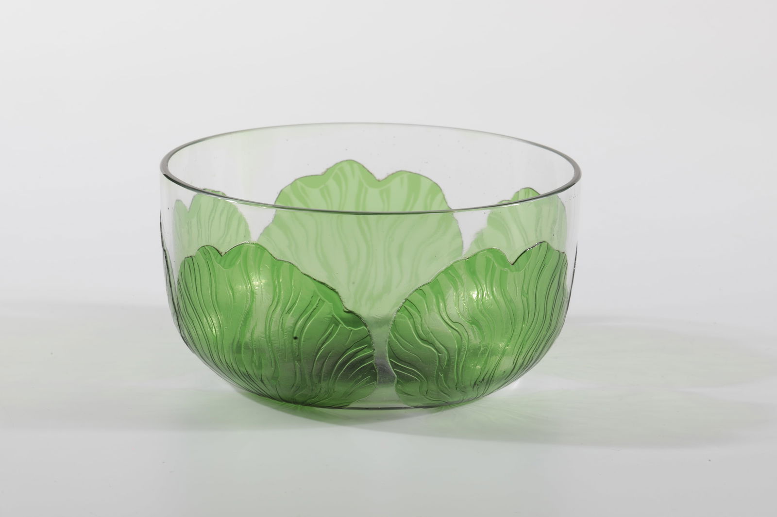 Compote bowl: Compote bowl Rheinische Glashütten AG, Cologne-Ehrenfeld, c. 1881 Colourless glass, green overlay with five leaves. H: 6 cm.