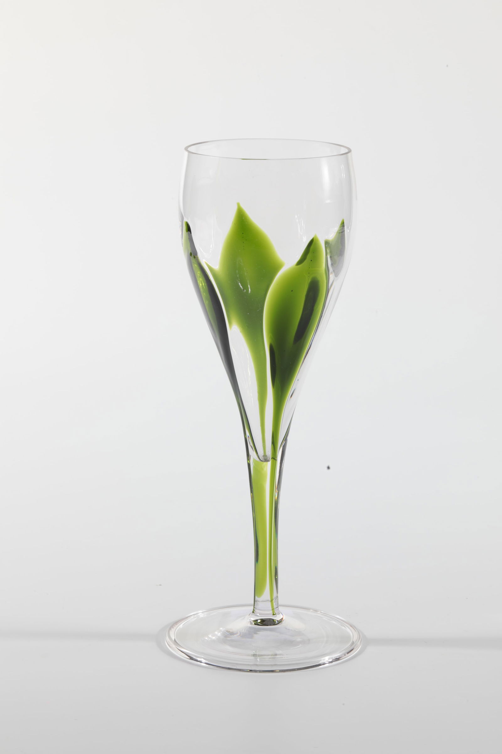 Stem jar: Stängelglas Rheinische Glashütten AG, Cologne-Ehrenfeld, c. 1881 Colourless and green glass, blown, mouth cut. H: 20 cm.