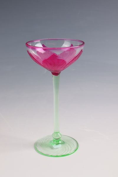 Liqueur glass: Liqueur glass Rheinische Glashütten AG, Cologne-Ehrenfeld, ca. 1902 Spiral-optically ribbed base and stem shaft made of light green glass. The colourless cuppa with overlay in ruby pink. Etched