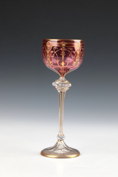 Stem jar: Stem glass Josephinenhütte, Schreiberhau, c. 1900 Colourless, ruby-pink underlaid glass, cut. In a circumferential repetition of motifs, floral décor is stylised in fine polished and relief gold pai