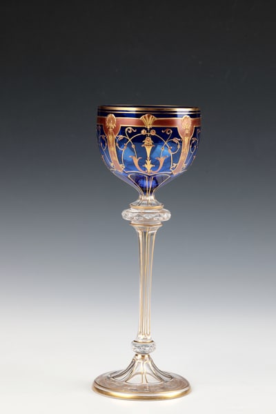 Stem jar: Stem glass Josephinenhütte, Schreiberhau, c. 1900 Colourless, cobalt blue underlaid glass, cut. In a circumferential repetition of motifs, floral décor is stylised in fine polished and relief gold p