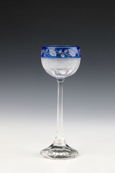 Stem jar with rose branch: Stem glass with rose branch L. Moser & Söhne, Karlsbad, c. 1905 Colourless, partially blue overlaid glass, cut and engraved. H. 20 cm