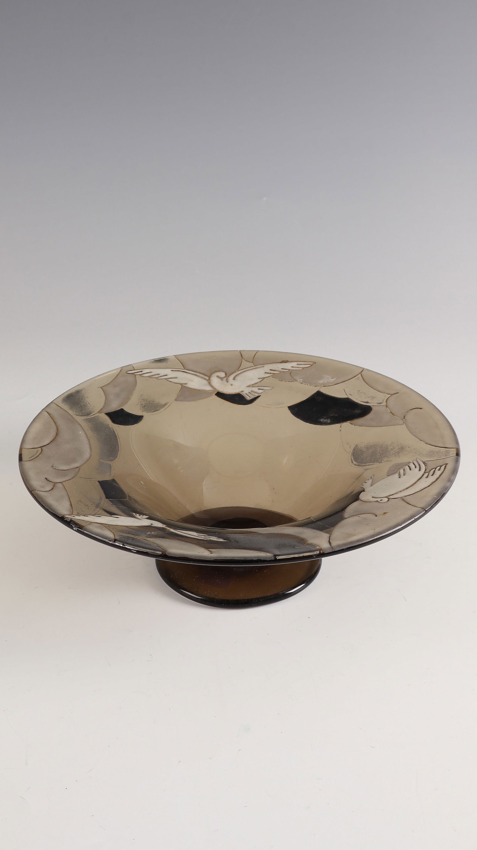 Foot Bowl ''Ramiers'': Foot Bowl ''Ramiers'' Gabriel Argy - Rousseau, 1931 - 1935 Smoky Grey Glass. Decorated in white opaque enamel, silver and black. Contour and interior drawing in polished gold. Reference: G. ARGY -