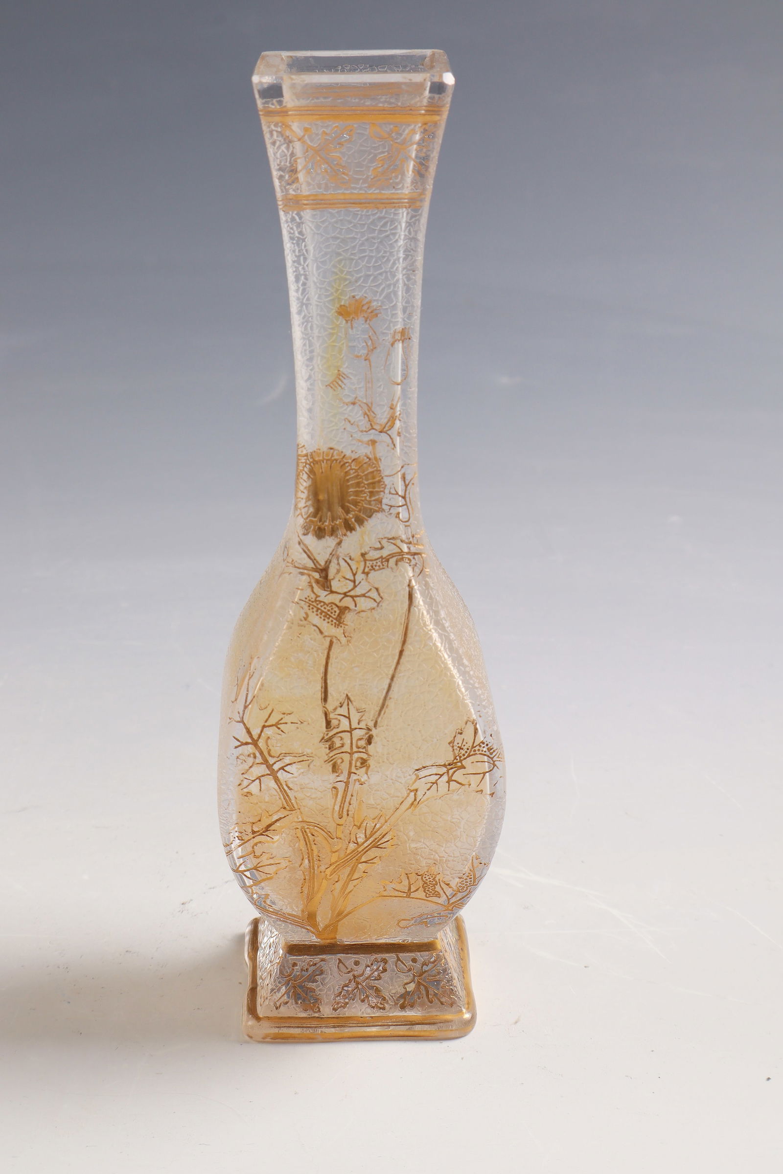 Square vase with thistle ''Chardons'': Square vase with thistle ''Chardons'' Cristalleries de Baccarat, 1878 - 1884 Colourless glass. Etched and gold-painted décor. H. 15 cm Lit.: G. Cappa, Le Genié Verrier de l'Europe, ed.: Mardaga,