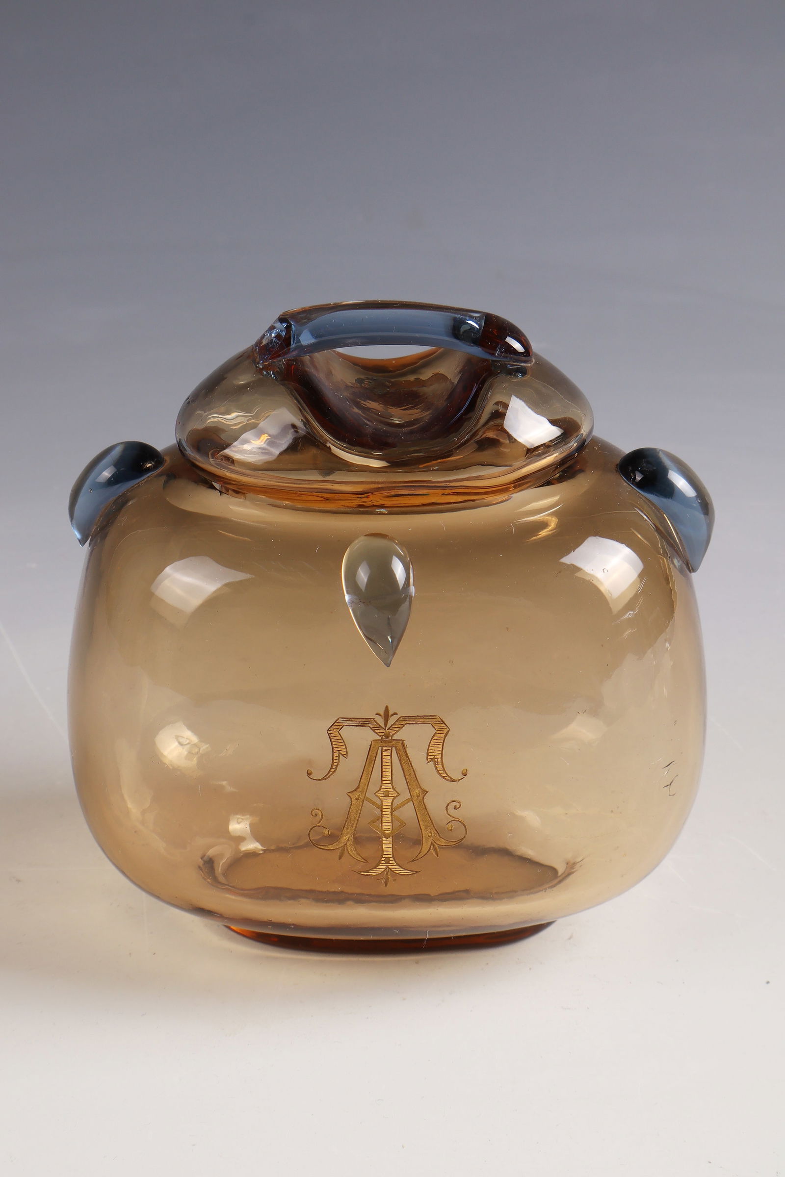 Sugar bowl: Sugar bowl Félix Braquemond, around 1900 - Execution: Cristallerie de Sèvres Honey-coloured glass with light blue appliqués. On the front side engraved ligature monogram 'AT' rubbed with gold. An
