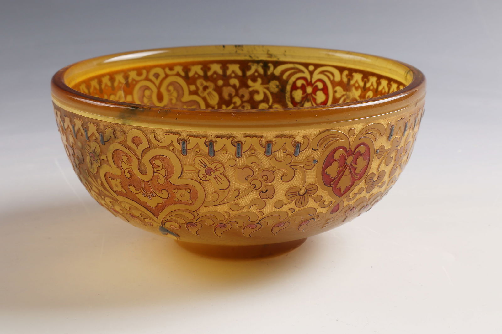 Shell: Bowl Burgun, Schverer & Co., Meisenthal/Lorraine, c. 1894 Honey-yellow opalescent glass. Dark green oxide melting. Circumferential relief etched decoration with polychrome opaque enamel painting, redd