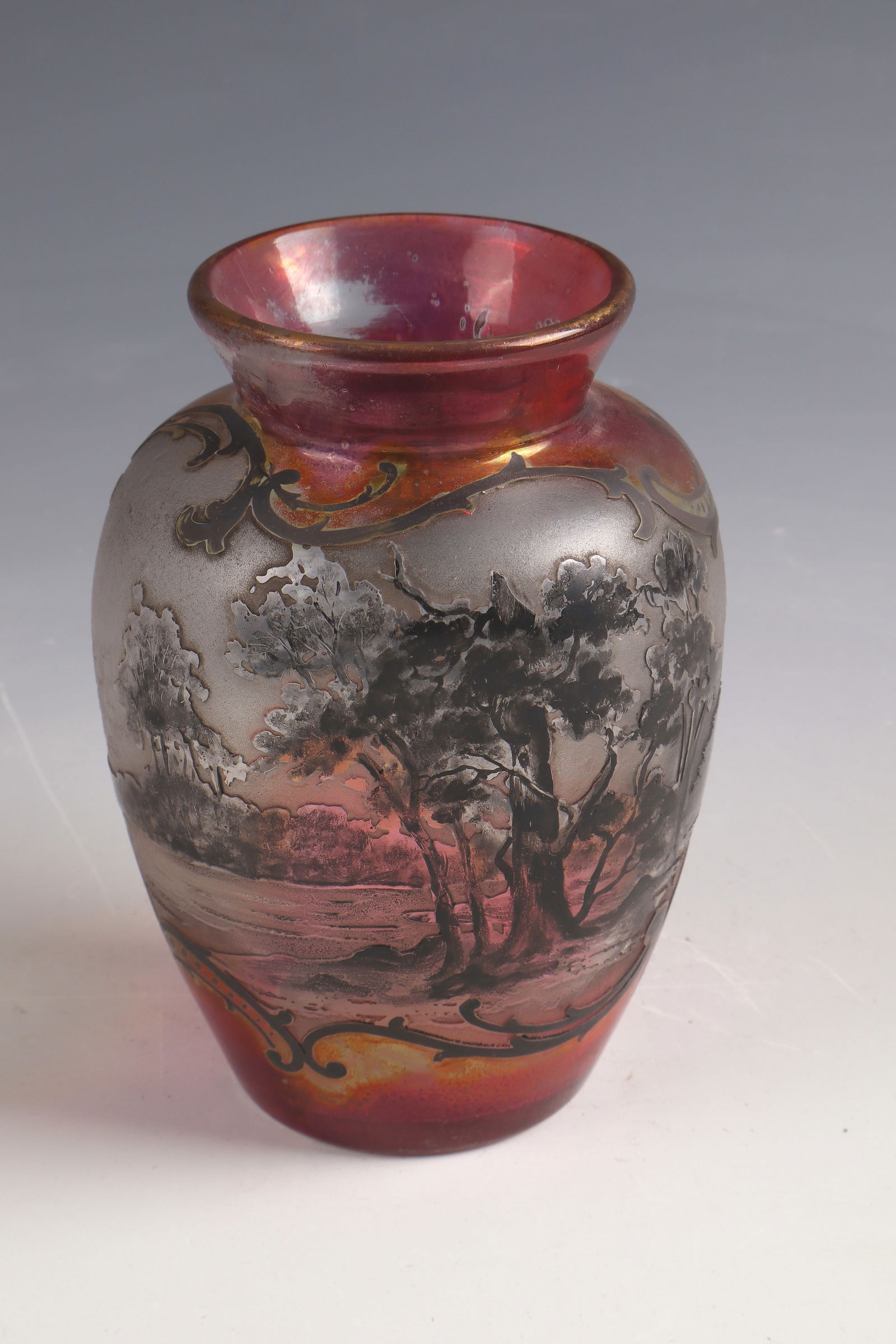 Vase ''Paysage'': Vase ''Paysage'' Burgun, Schverer & Co., Meisenthal/Lorraine, c. 1874 Colourless, partially red-glazed glass. Relief etched décor painted with black flat paint. H. 15.5 cm Lit.: G. Cappa, Le Genié