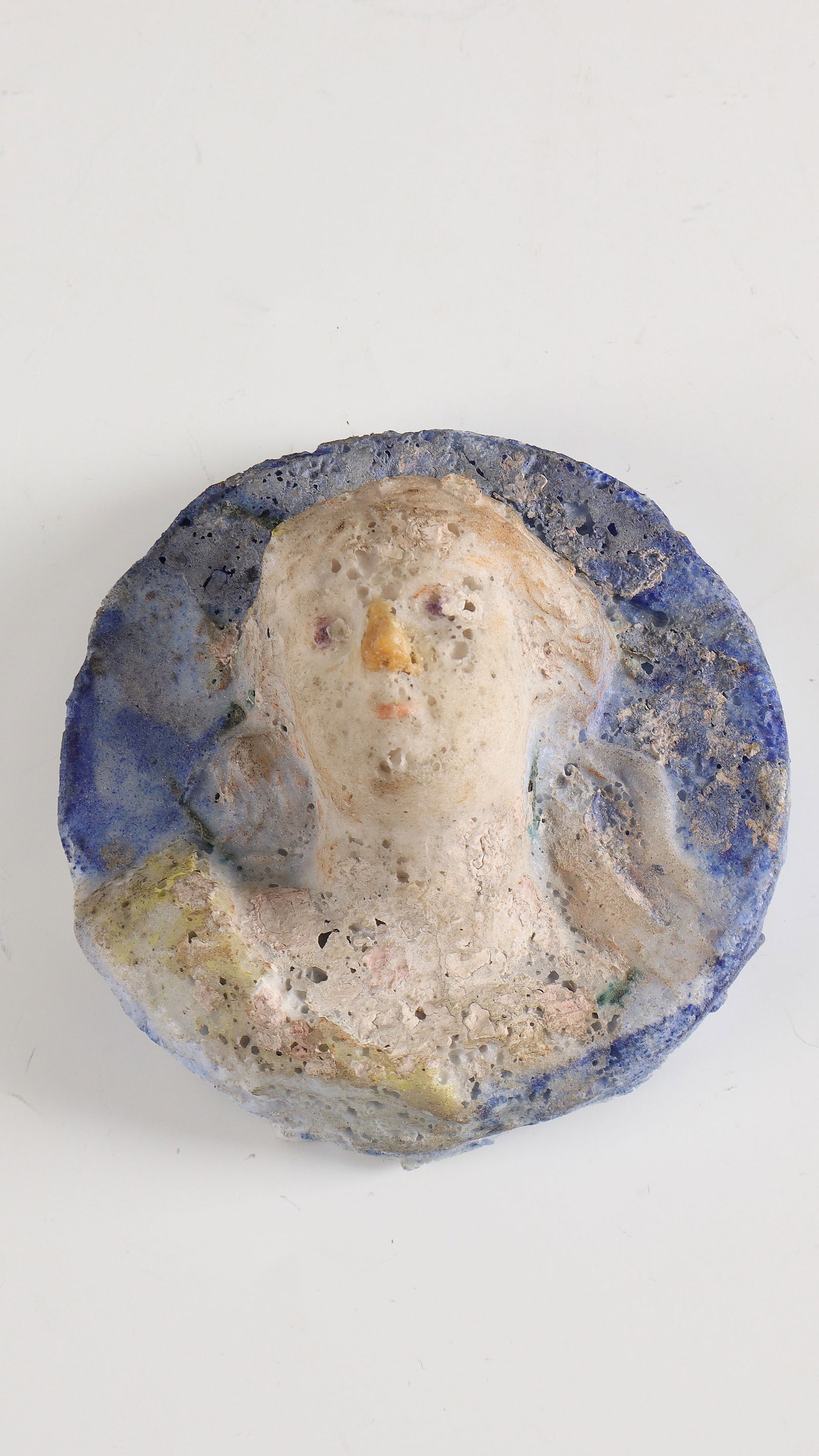 Relief medallion with a bust of a girl: Relief medallion with bust of a girl Henri Cros, 1884 - 1888 Pâte de verre, multicoloured, moulded. Besch.. D. 10 cm Lit.: G. Cappa, Le Genié Verrier de l'Europe, ed.: Mardaga, 1998, fig. 339