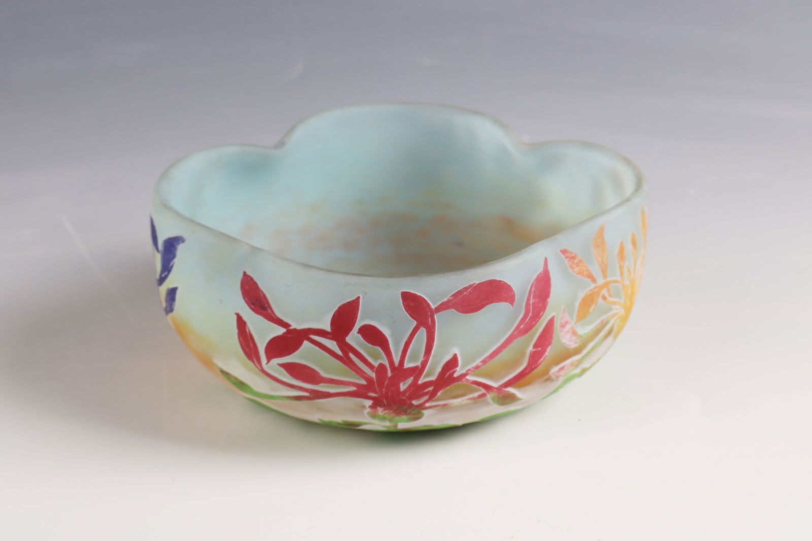 Bowl ''Dahlias collerette'': Bowl ''Dahlias collerette'' Daum Frères, Nancy, c. 1905 Colourless glass with melted and melted multicoloured powder. Relief etched décor. Interior drawing in needle etching. Underside inscribed: