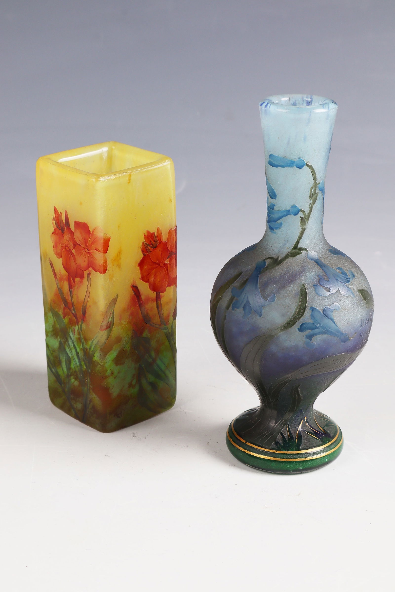 2 small vases with flower branches: 2 small vases with flower branches Daum Frères, Nancy, 1896 - 1900 Colourless glass with multicoloured powder melting. Etched décor painted with colorful enamel. Reference: DAUM NANCY with Lorraine