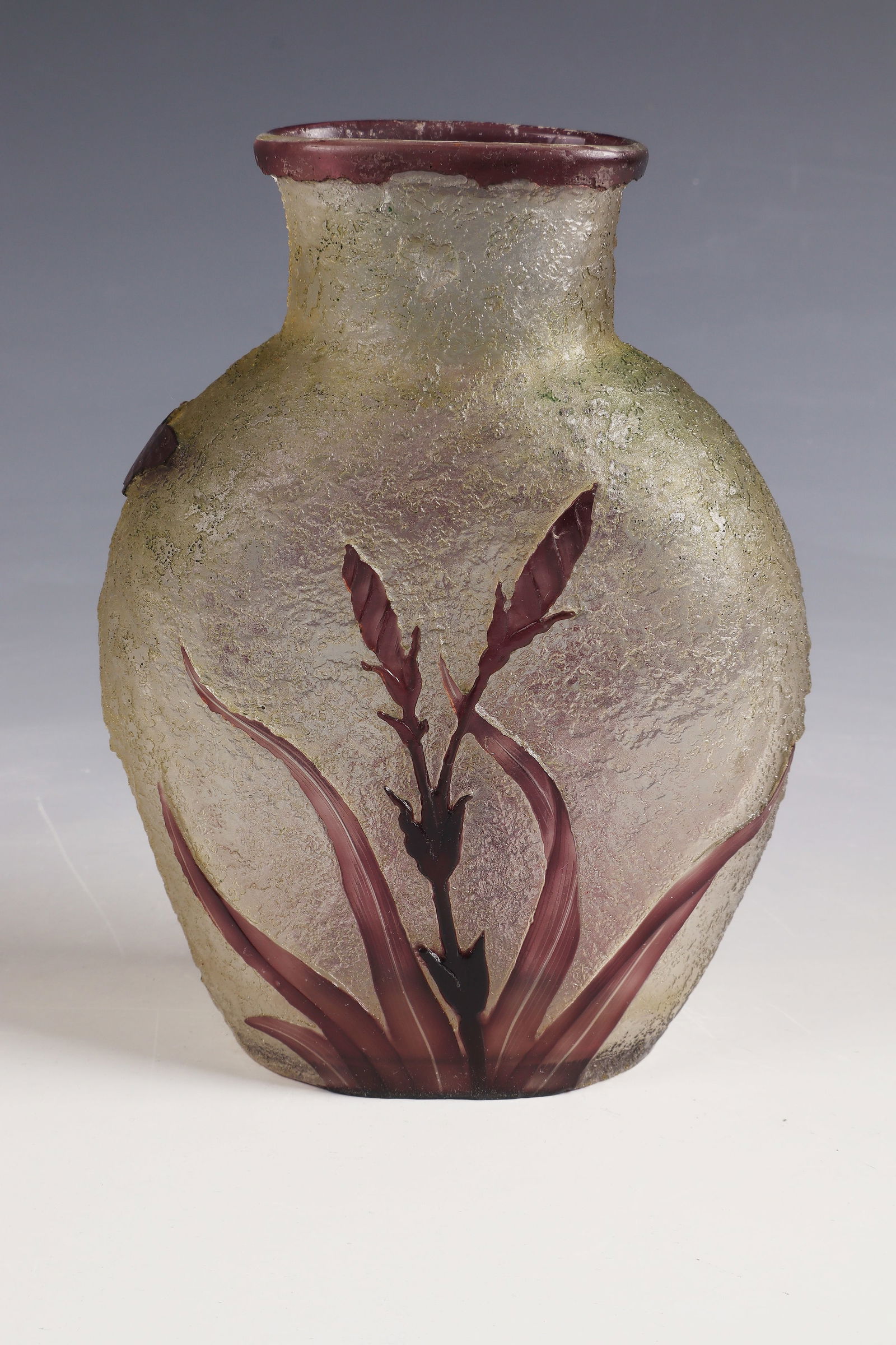 Vase ''Iris et papillon'': Vase ''Iris et papillon'' Daum Frères, Nancy, c. 1895 Colourless glass, violet overlay. Relief, etched and engraved décor. Underside inscribed: Daum Nancy with Lorraine Cross (engraved). H. 18 cm Li