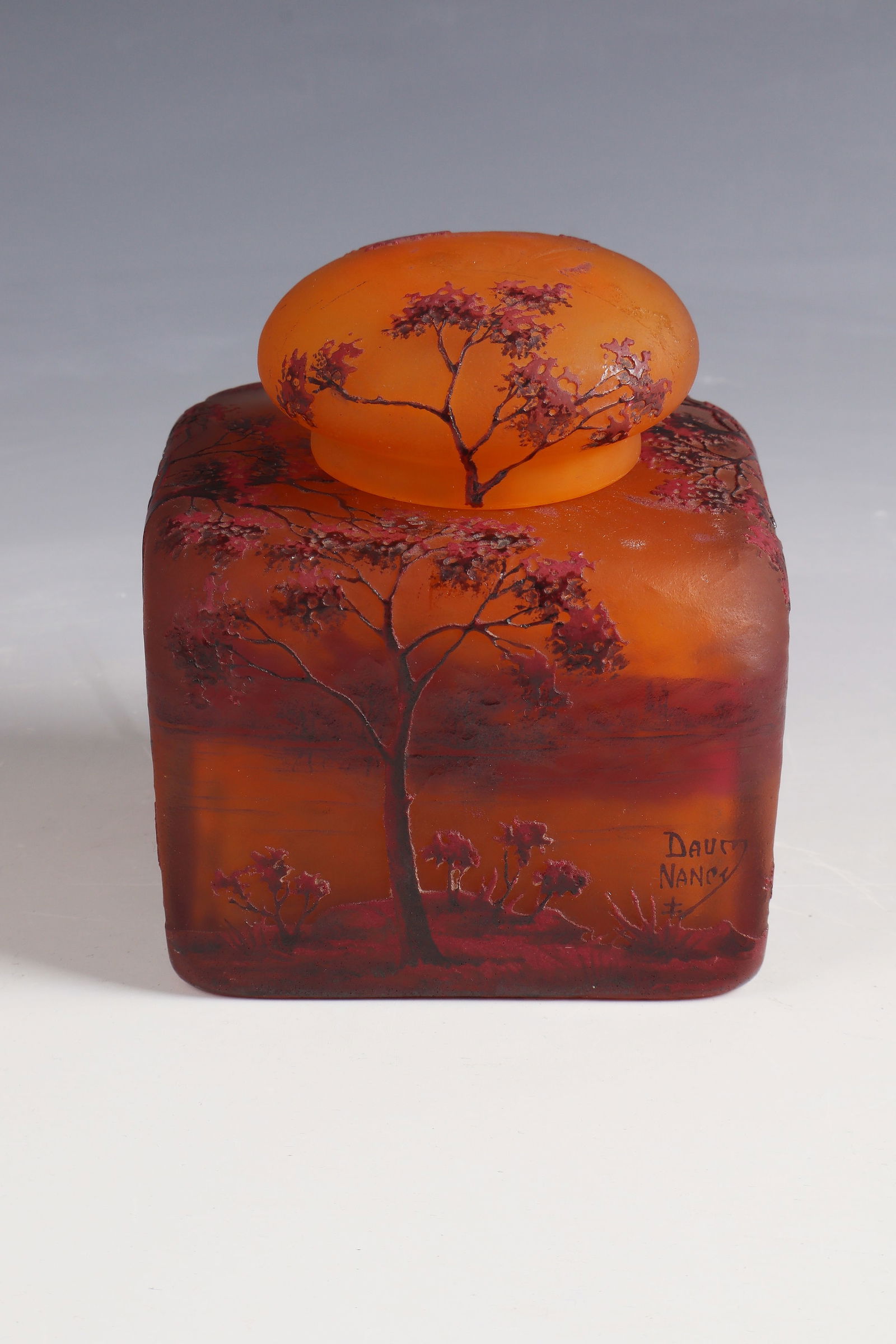 Lidded box ''Paysage'': Lidded box ''Paysage'' Daum Frères, Nancy, around 1903 Colourless glass with multi-coloured powder melted in and melted. Enameled and coloured enamelled decoration all around. On the lower wall