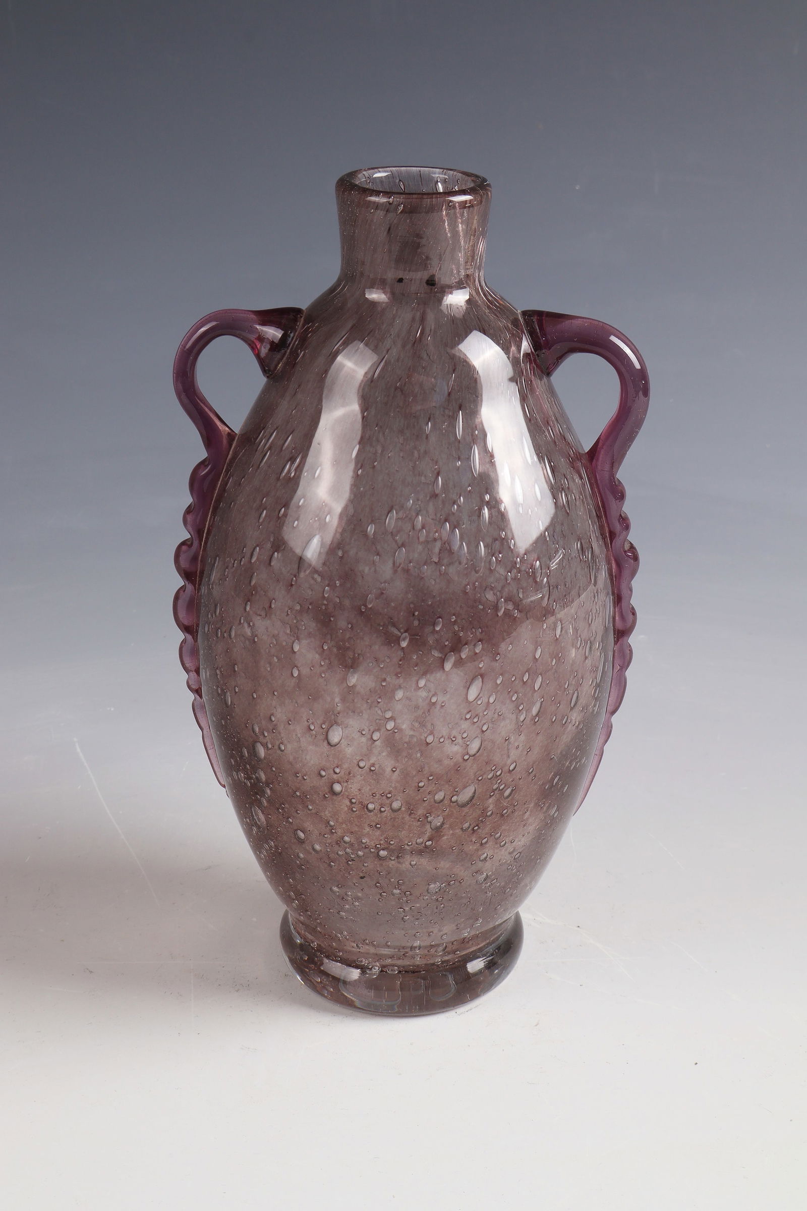 Handle vase: Daum Frères vase with handles, Nancy, 1920 - 1922 Colourless, bubbled glass with brown-violet powder melting. On the lower wall inscribed: DAUM NANCY with Lorraine cross and the addition FRANCE (engr