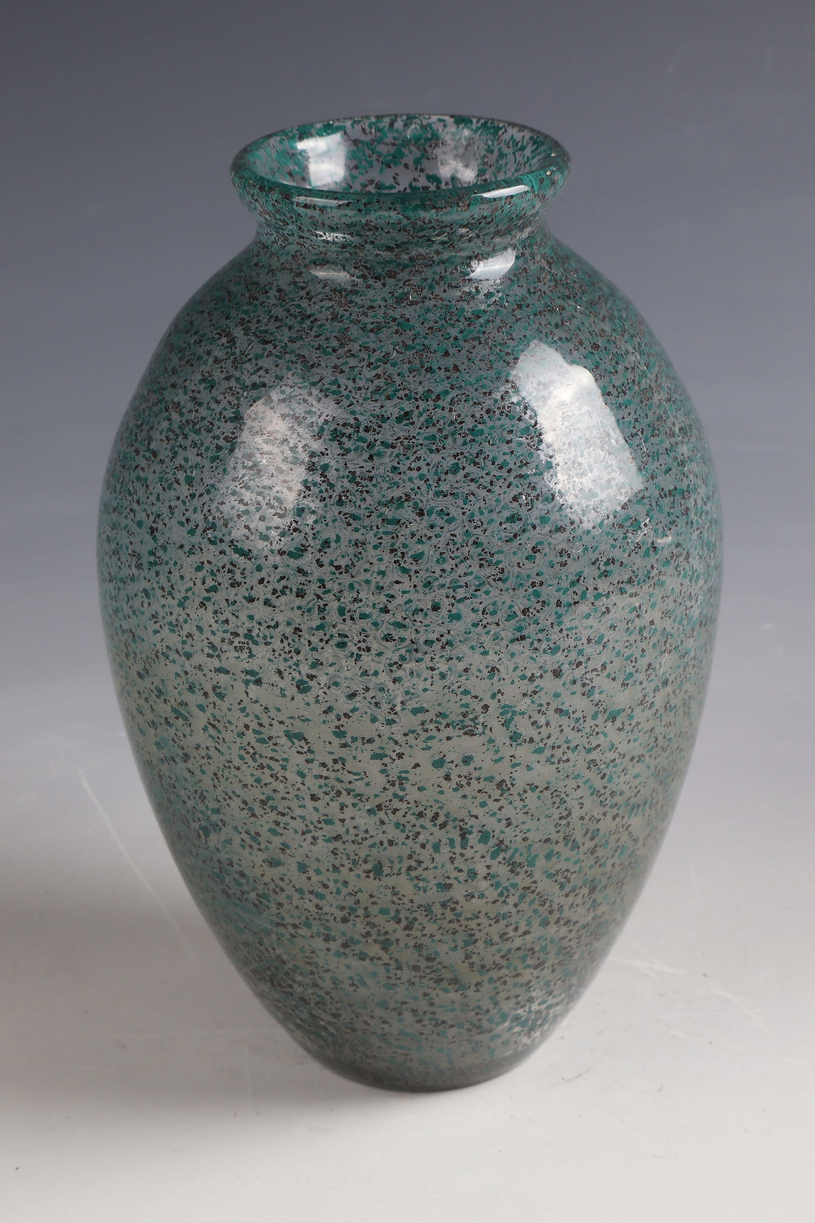 Vase: Vase Daum Frères, Nancy, 1925 - 1930 Colourless glass with oxide melting. Above the stand in engraving inscription: DAUM NANCY with Lorraine Cross and the suffix FRANCE. H. 19.5 cm Lit.: G. Cappa, Le