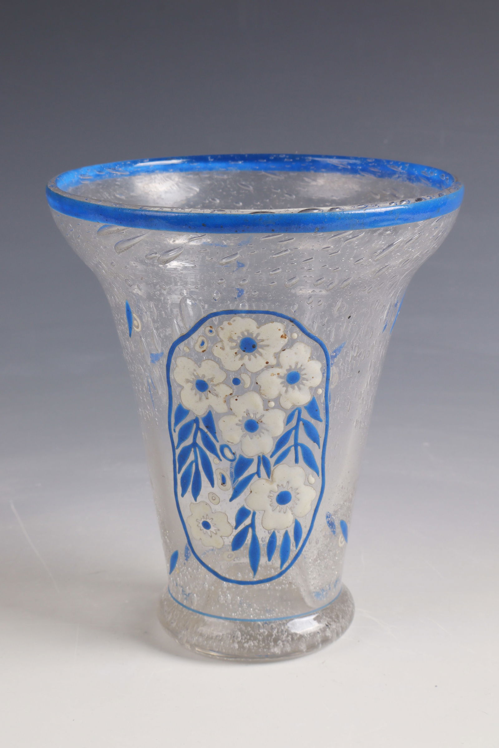 Vase with flower and leaf stylization: Vase with flower and leaf stylization Daum Frères, Nancy, c. 1920 Colorless, strongly bubbled glass with colorful opaque enamel decoration. Underside inscribed: DAUM NANCY with Lorraine cross (painte