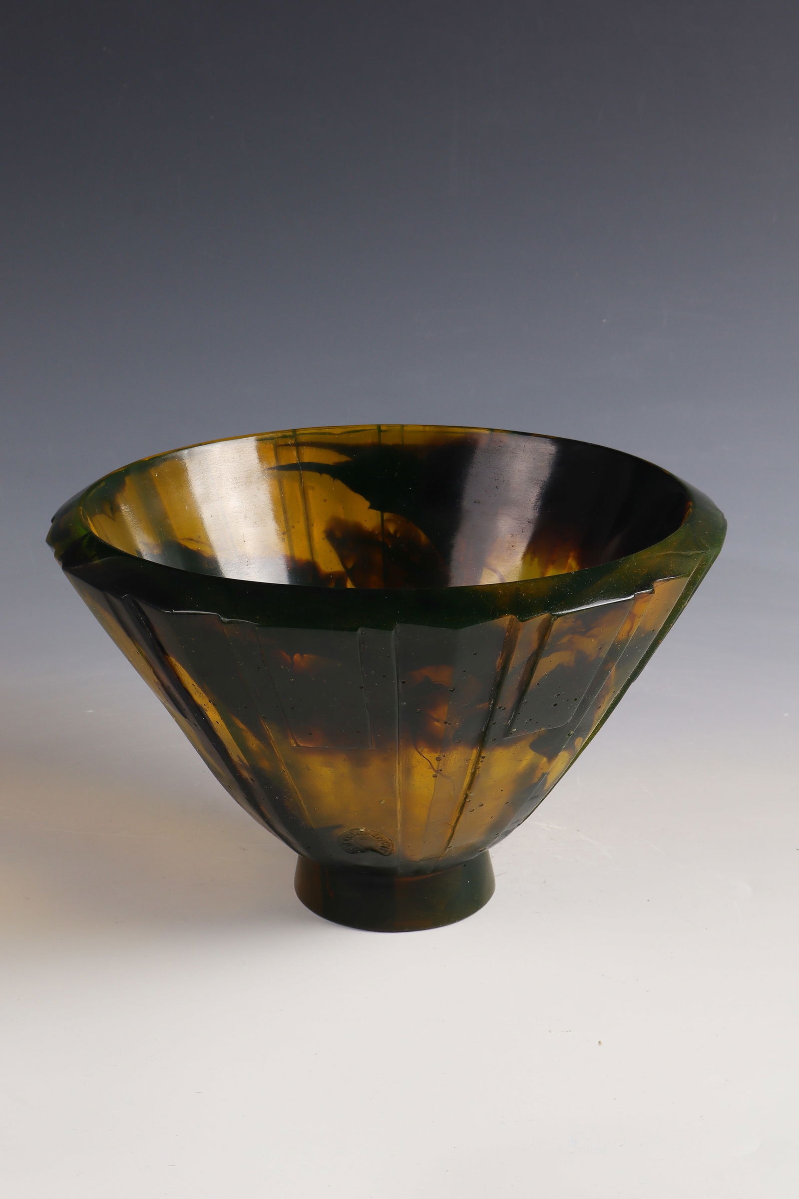 Shell: Bowl Fancois-Emile Décorchement, 1930 - 1933 Pâte de cristal in olive green,-, shades of brown and dark purple, melted. Inscription: FDECORCHEMENT (deeply pressed), diamond-engraved movement number
