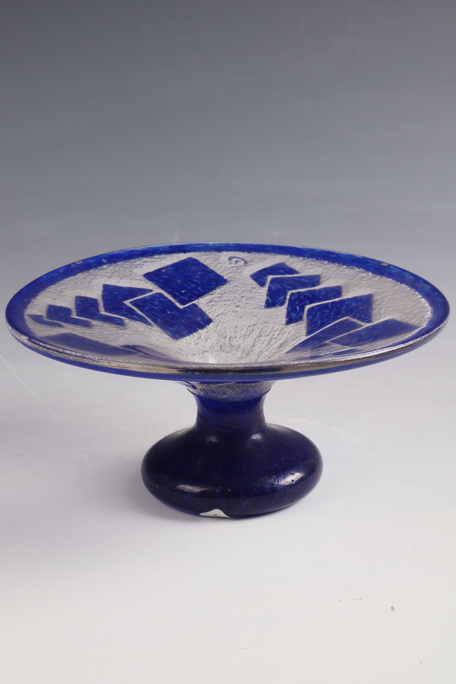 Foot shell: Foot bowl Degué, Cristallerie de Compiègne, 1925 - 1930 Colourless glass with blue powder melting, etched decoration. Ref.: Degué. H. 7.5 cm; D. 16.3 cm Lit.: G. Cappa, Le Genié Verrier de