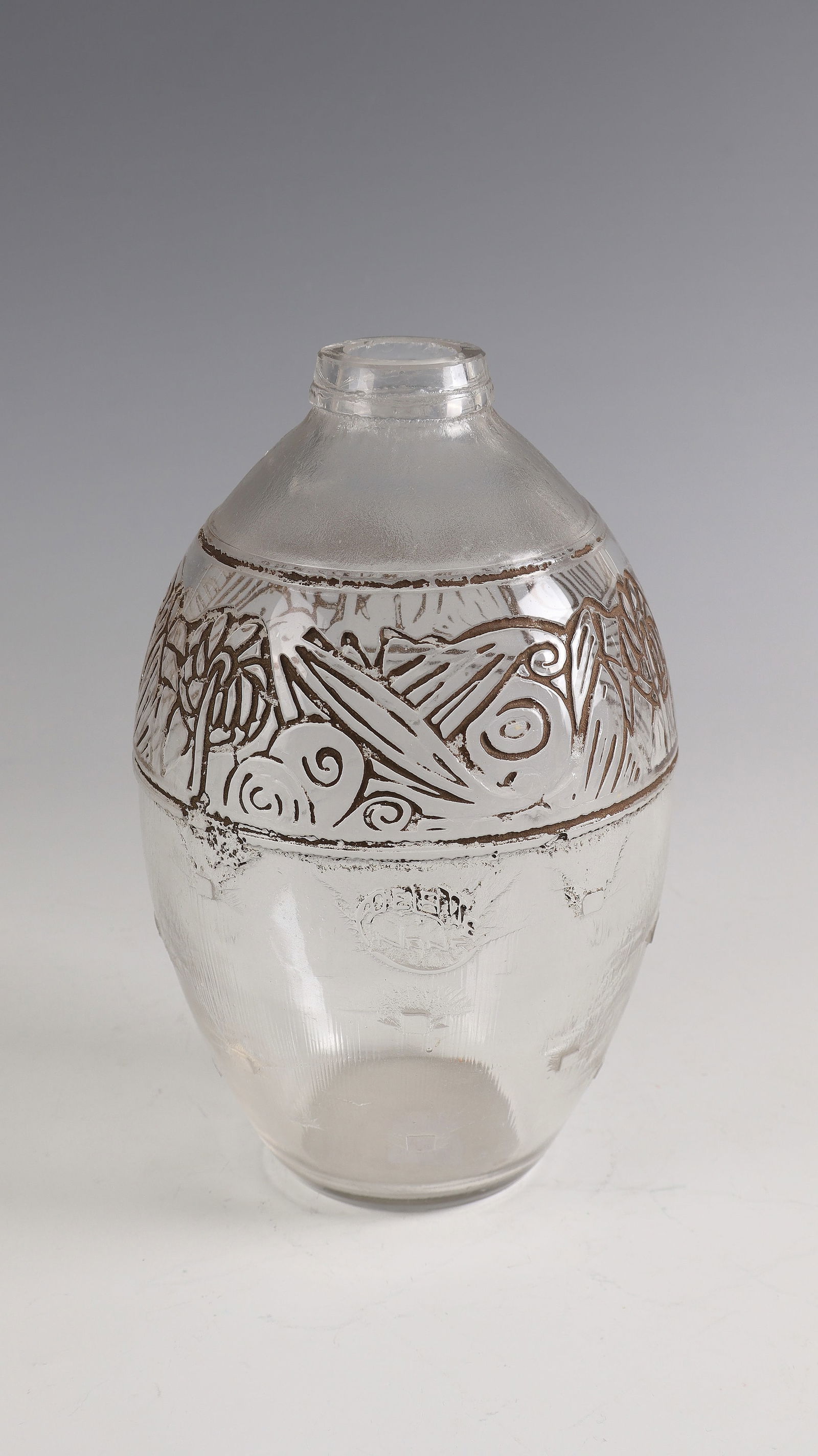 Vase: Vase André Delatte, 1923 - 1925 Colourless glass, etched decoration, partially patinated black. On the wall inscribed: ADELATTE NANCY (deep-etched and black patinated). H. 21 cm Lit.: G. Cappa, Le Ge