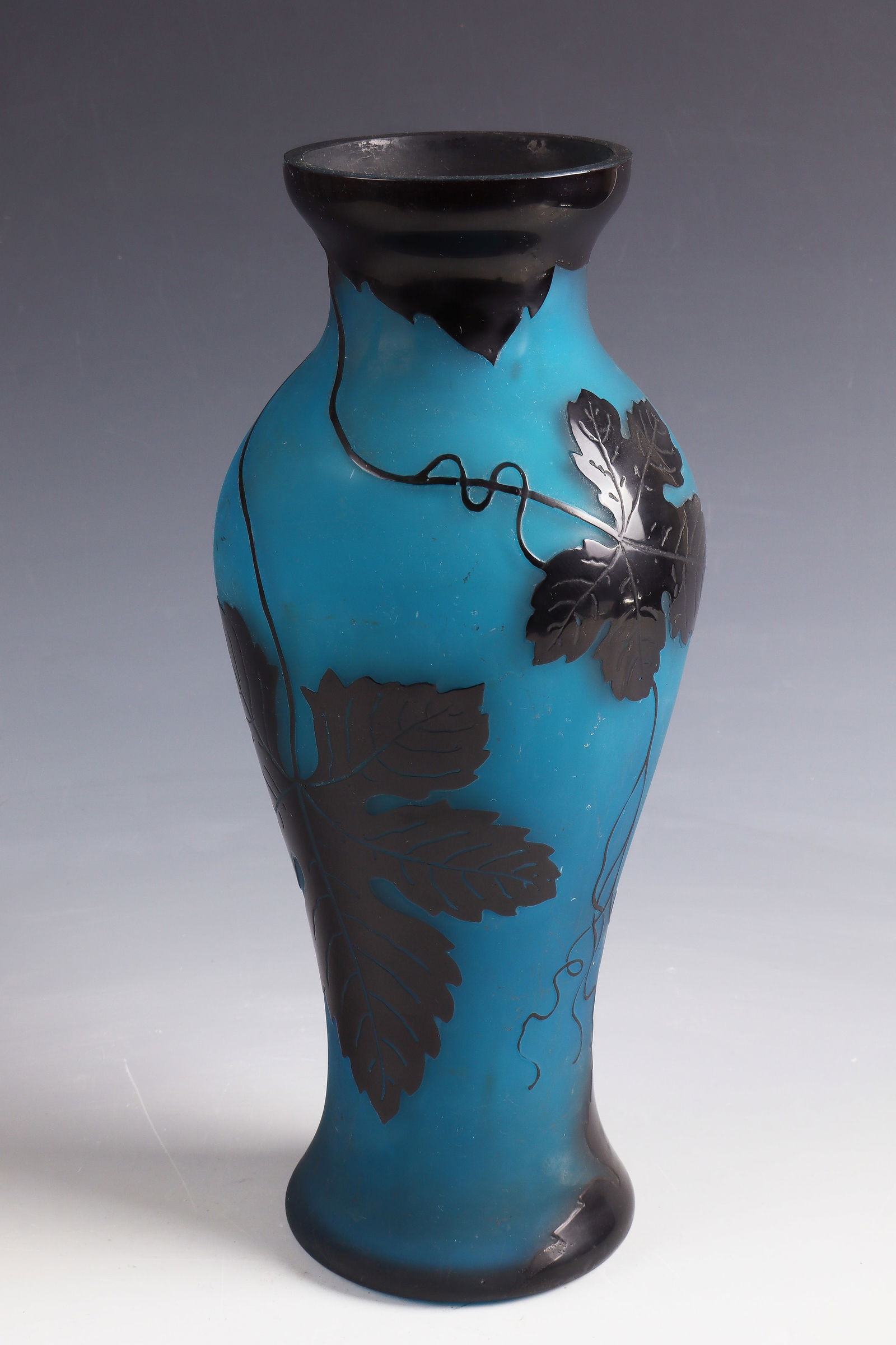 Vase with vine leaves ''Raisins noirs'' (1 of 2)
