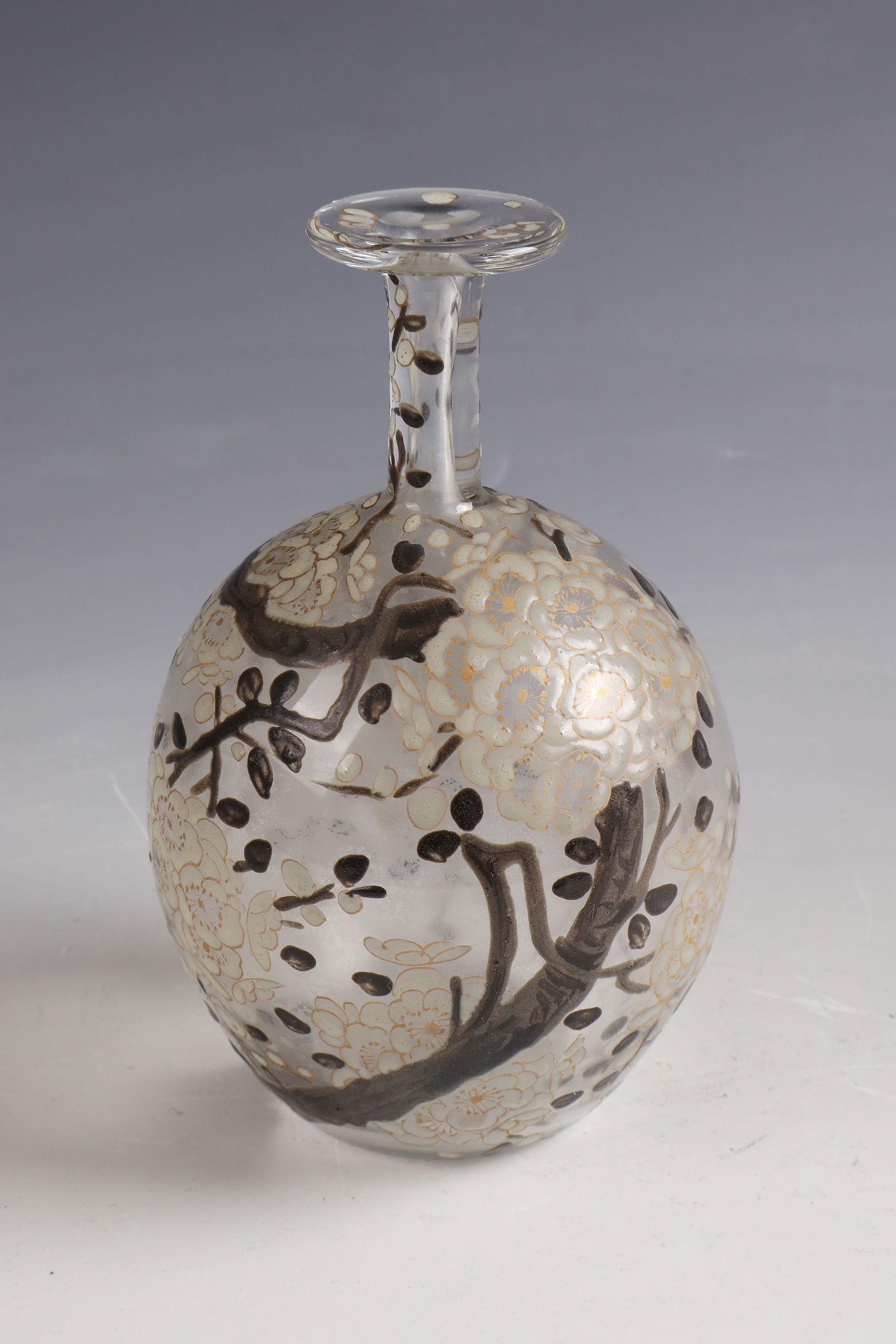 Narrow-neck vase with cherry branch ''Branche fleurie de cerisier'': Narrow-neck vase with cherry branch ''Branche fleurie de cerisier'' Delvaux, 1923 - 1925 Colourless glass with colourful opaque enamel decoration. Contour and interior drawing in gold. Above the