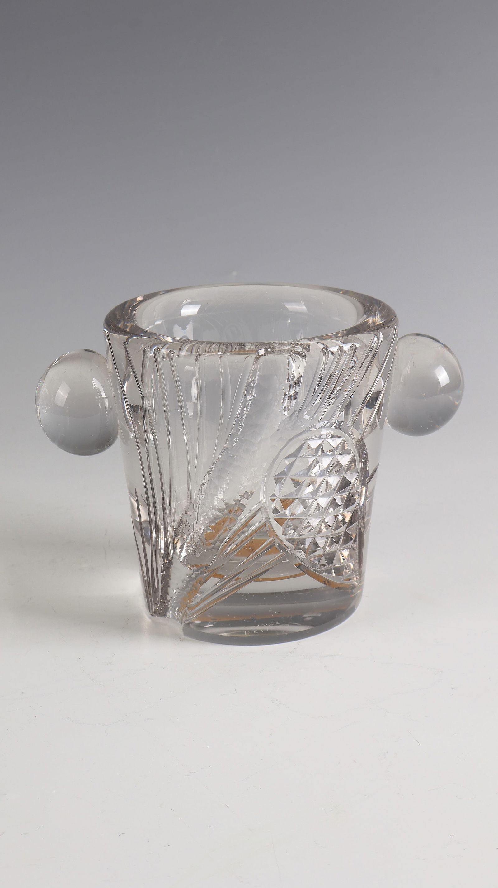 Vase ''Branche et pomme de pin'': Vase ''Branche et pomme de pin'' Delvaux, 1922 - 1930 Colourless thick-walled glass, engraved, cut and polished. Ball appliqués on the sides. Underside inscribed: DELVAUX PARIS (engraved). H. 13 cm