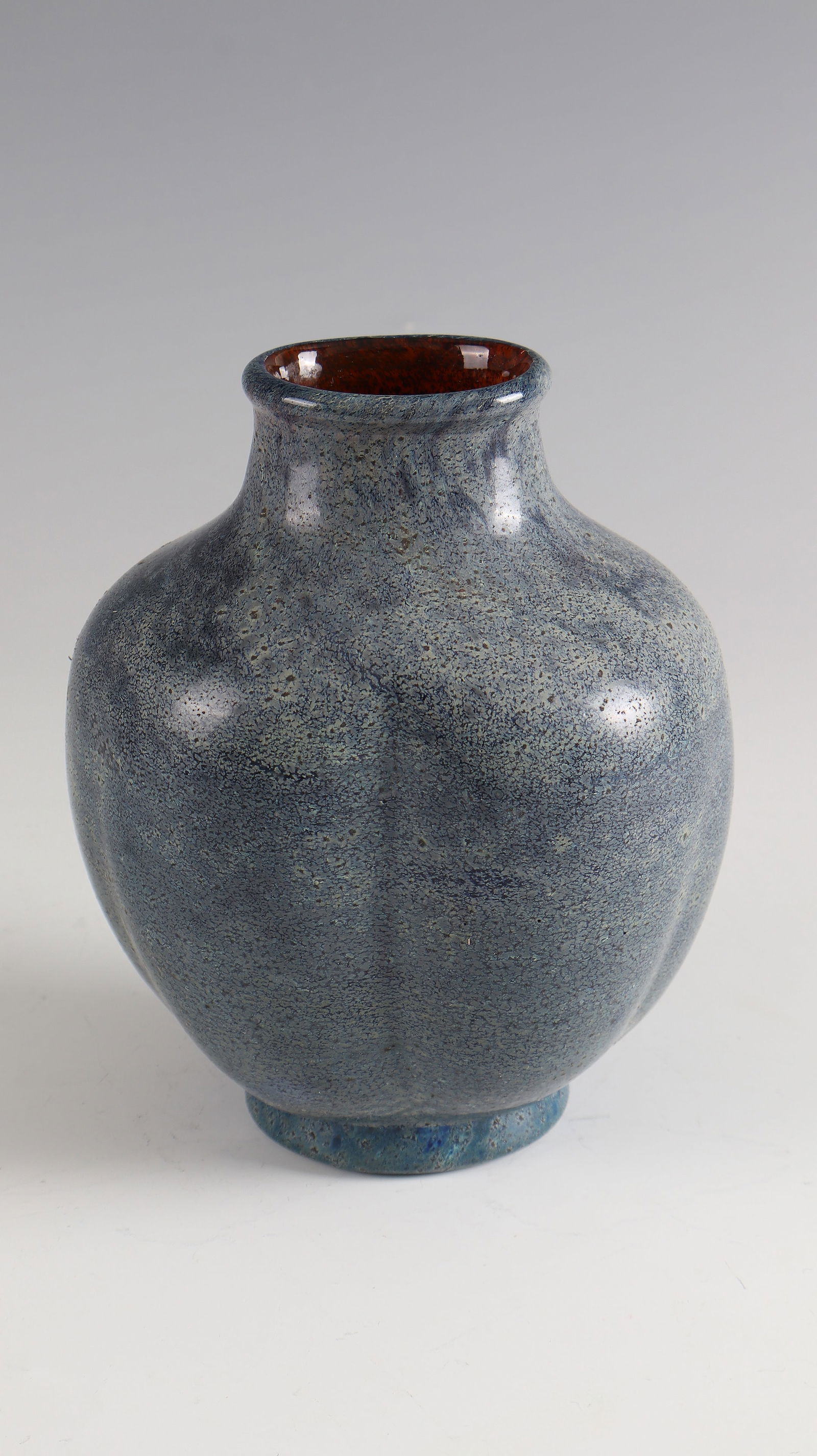 Vase: Vase Georges Despret, c. 1905 - 1910 - Design: Yvonne Serruys Honey-coloured glass with oxide melting. Foot edge and underside inscribed: Despret and artist's monogram 'YS' 2168 (engraved). H. 17 cm L