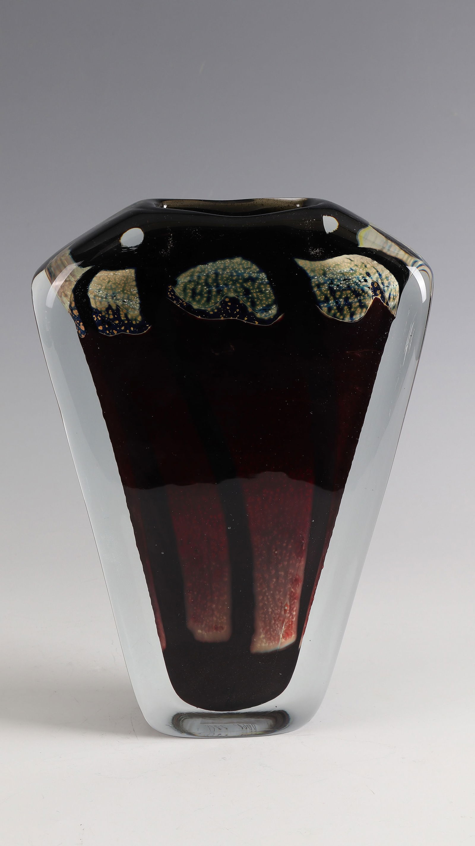 Vase: Vase Alain Guillot, 1990 Colourless glass with dark violet partial underlay, overlaid with oxide melting. Signed and dated in diamond crack: Alain Guillot 19 DEC 1990. H. 27 cm Lit.: G. Cappa, Le Geni