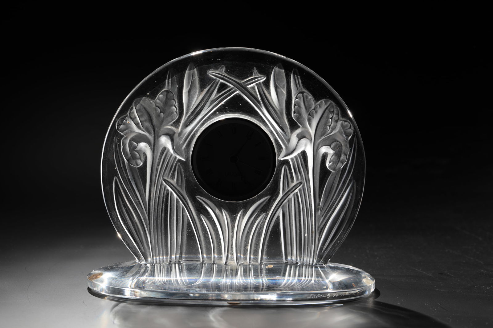 Mantel Clock: Mantel Clock Lalique, 50s/60s Colourless glass, compression moulded, finished by cutting and polishing. H. 17 cm; W. 20 cm