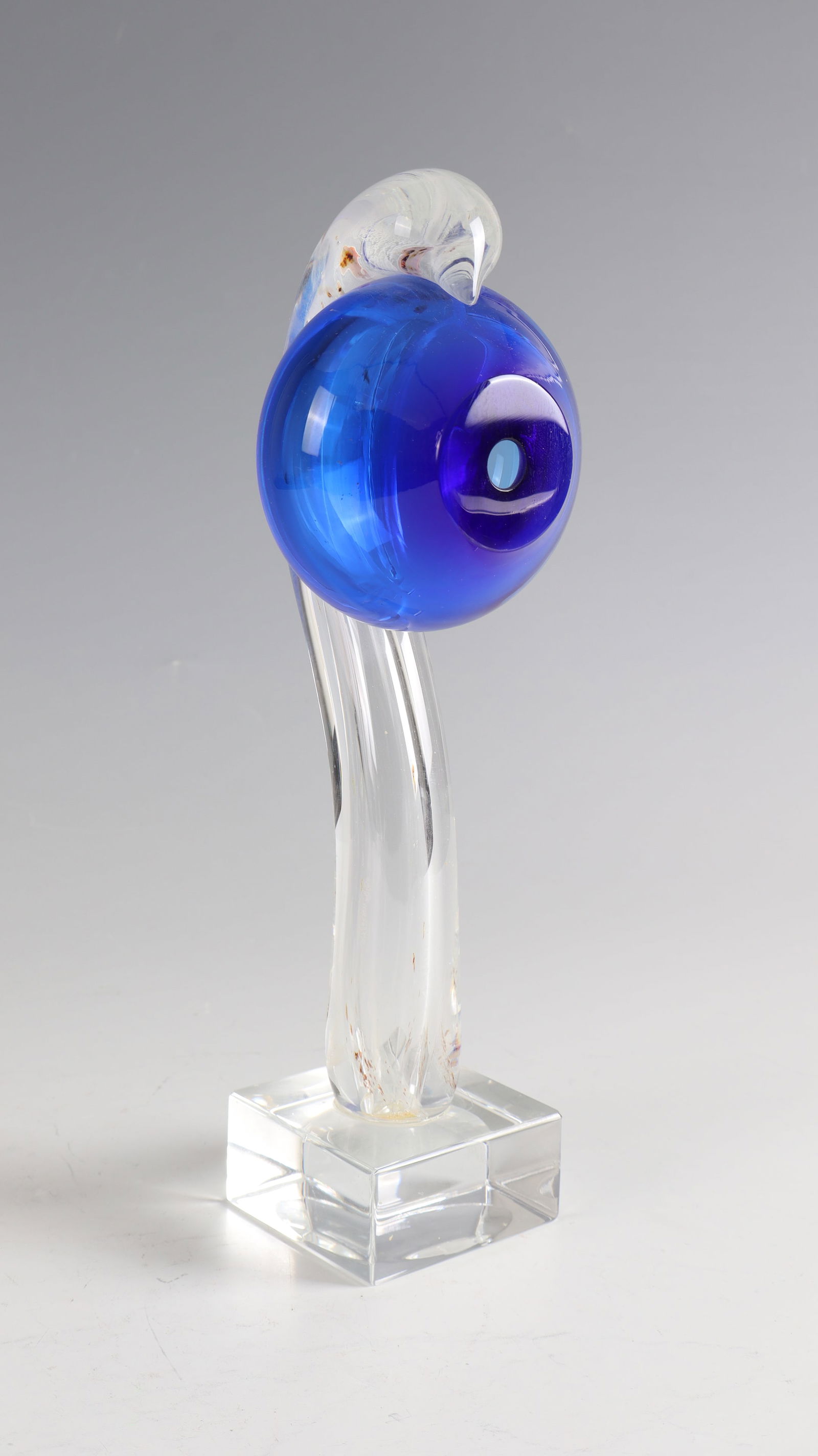 Object ''Cobra bleu'': Object ''Cobra bleu'' Louis Leloup, 1991 Colourless and cobalt blue glass, freely blown and shaped, cut. Attached rectangular base. On the edge of the base inscribed: L. Leloup 91 (engraved). H. 25