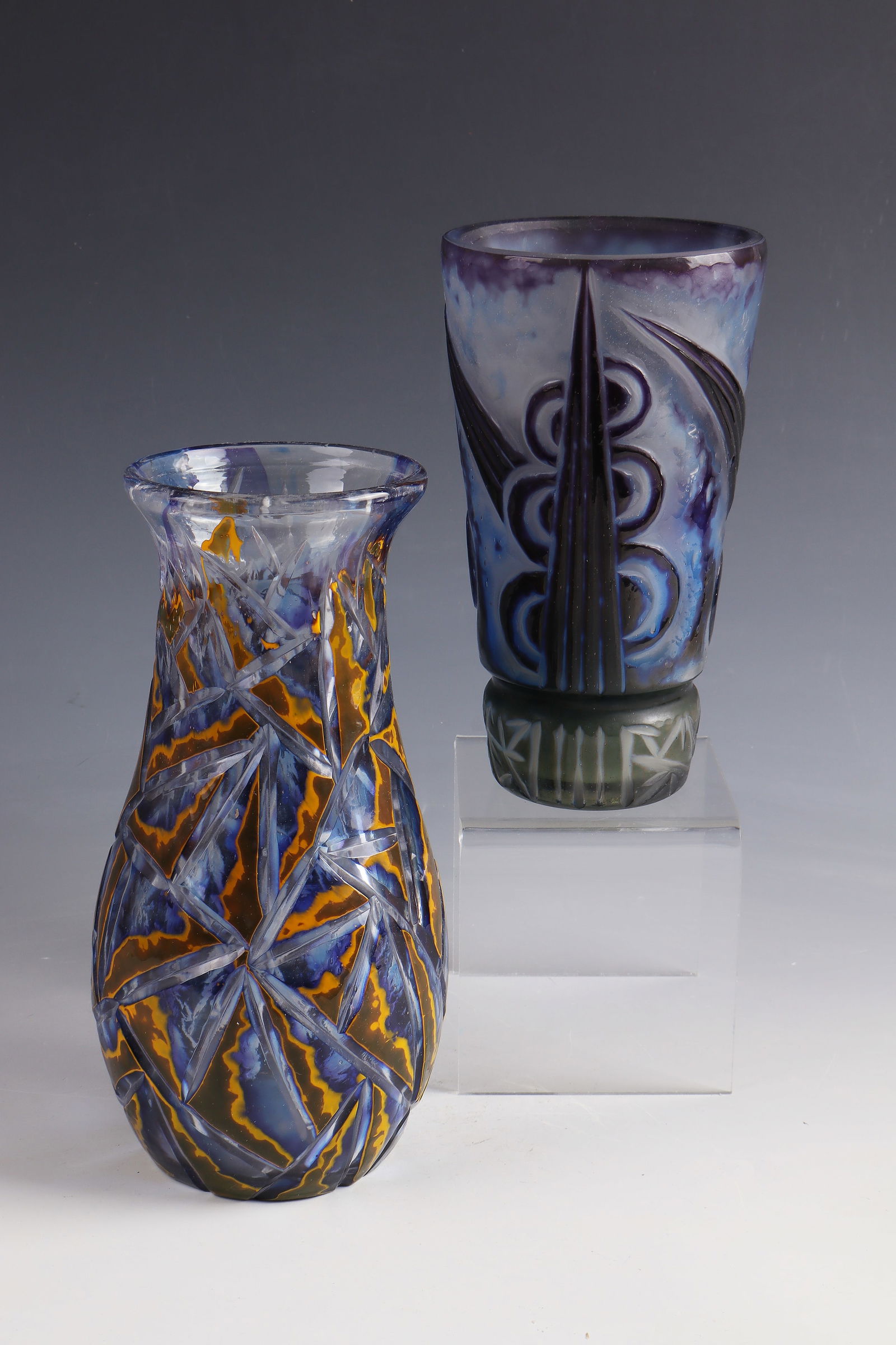 2 vases: 2 vases Georges Mayer, 1989 flashed glass. Part etched, honed and recut geometric décor with polished martelé cut. Underside inscribed: G. Mayer (reliefed etched or diamond-scratched)). H. 20 or 24
