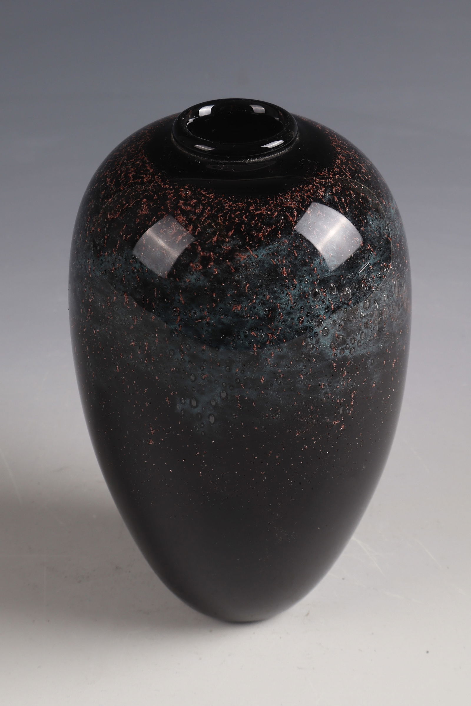 Vase: Vase Claude Monod, 1982 Dark violet glass with oxide melting and copper-colored metal splinters. Underside inscribed: C. Monod 82 1 - 14 (engraved). H. 17 cm Lit.: G. Cappa, Le Genié Verrier de