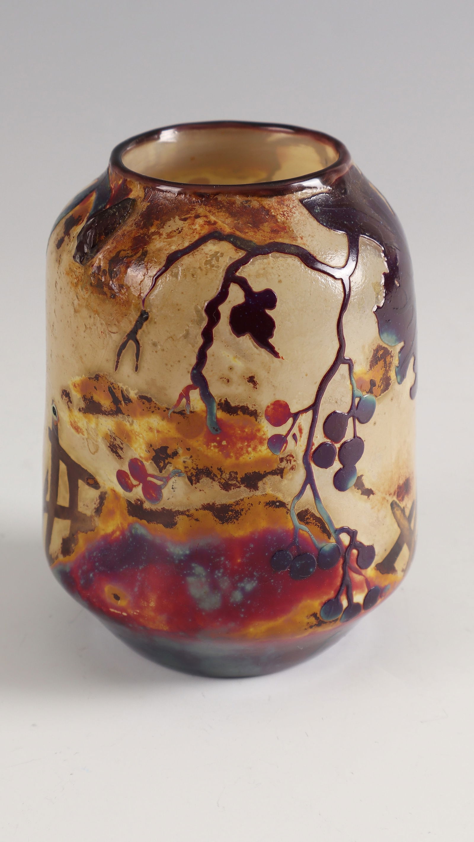 Small vase with vine leaves ''Vigne vièrge'' ('décor fluogravé'): Small vase with vine leaves ''Vigne vièrge'' ('décor fluogravé') Muller Frères, Croismare, 1905 - 1910 Colourless glass, underlaid with white opal, dark reddish-brown overlay. Circumferential,