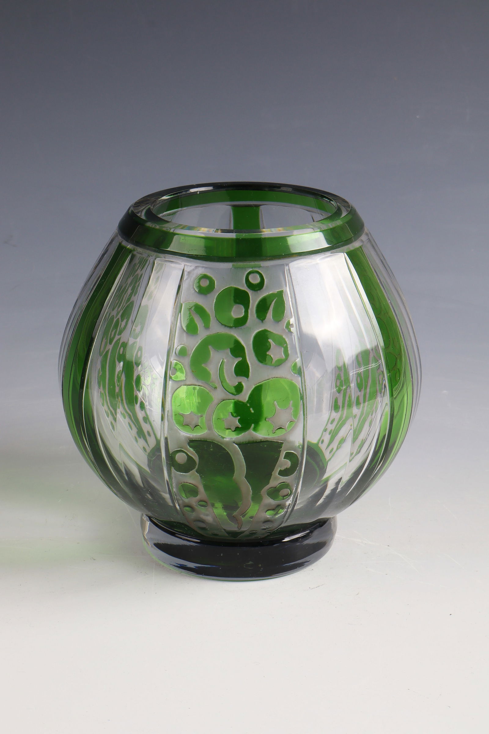 Vase: Vase Cristalleries de Nancy, 1922 - 1925 Colourless, green overlaid glass, relief-etched, stylised floral decoration. Underside inscribed: Etching stamp of the manufactory. H. 15.5 cm Lit.: G. Cappa,