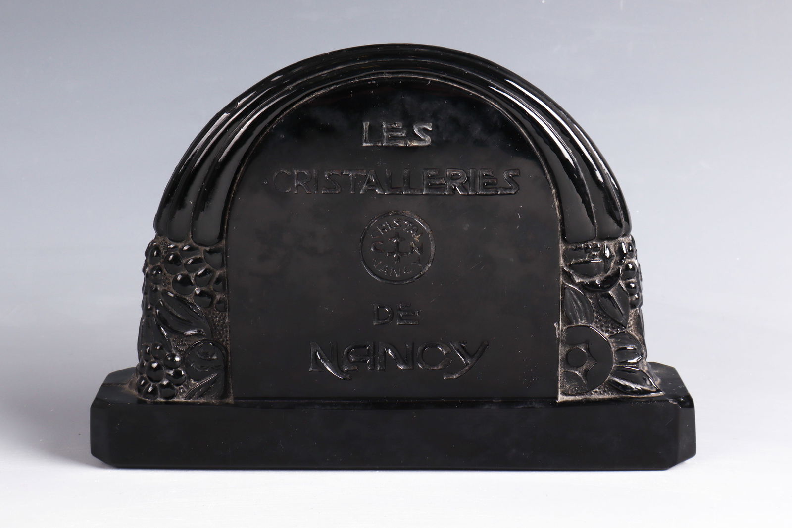 Company Displays: Company display Cristalleries de Nancy, 1925 - 1928 Black glass, compression-pressed, finished by cutting and polishing. Inscription deeply etched. 12 x 18 x 35 cm Lit.: G. Cappa, Le Genié Verrier