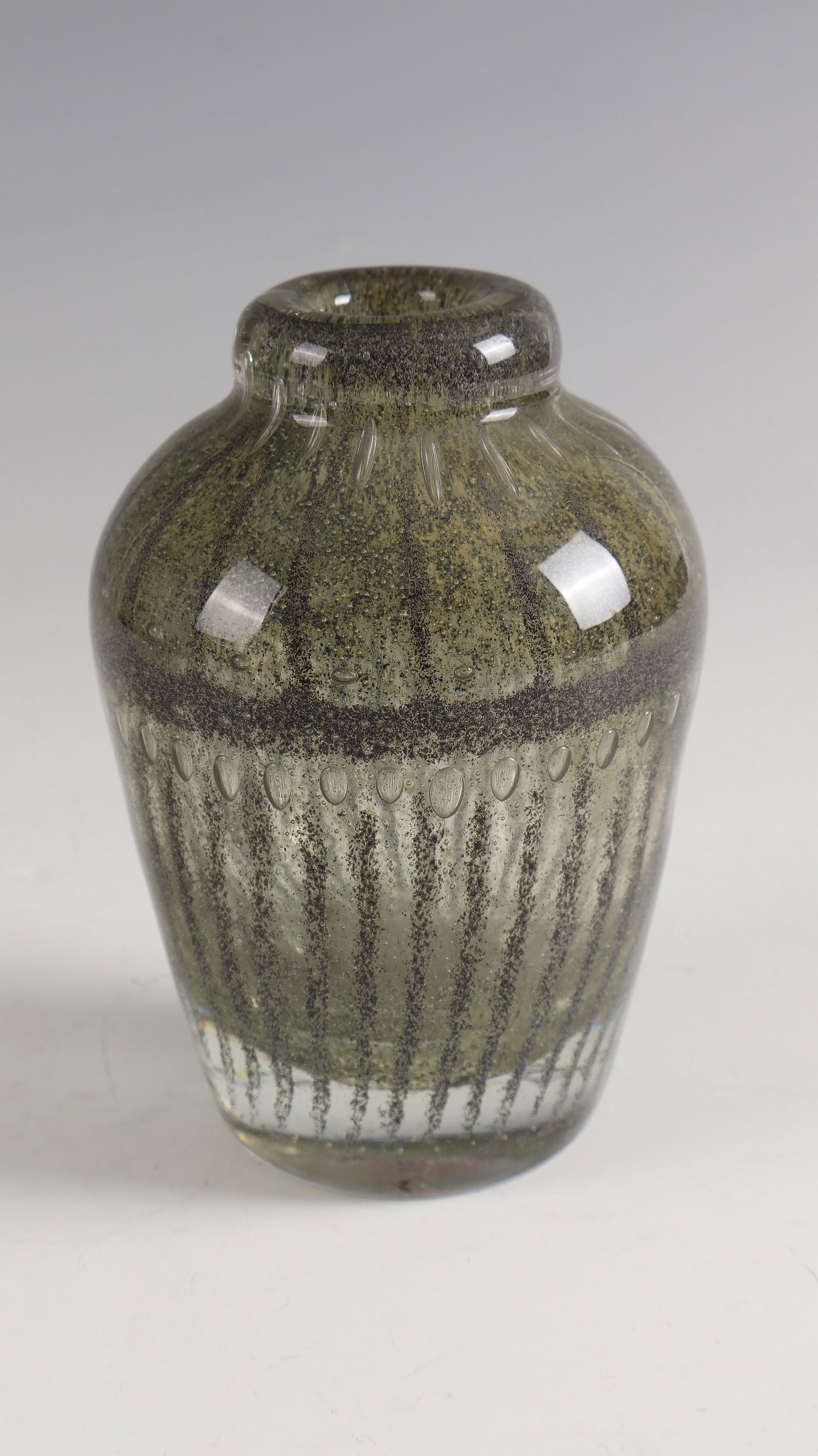 Vase: Vase Henri Navarre, c. 1925 - 1930 Colourless, bubbled glass with multi-layer oxide melting. H. 14 cm Lit.: G. Cappa, Le Genié Verrier de l'Europe, ed.: Mardaga, 1998, fig. 611