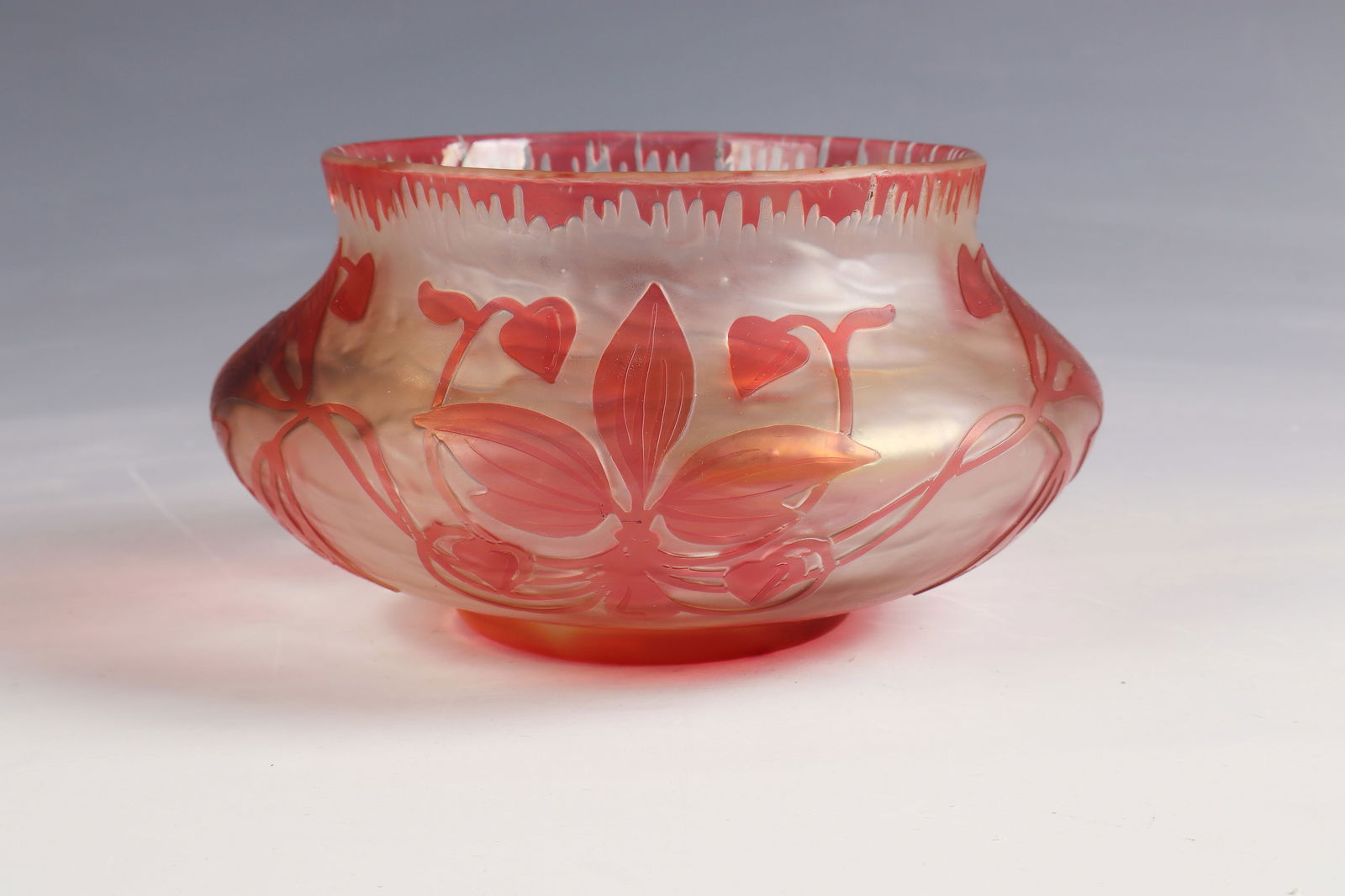 Vase: Vase Cristallerie de Pantin, c. 1900 Colourless glass with ruby pink overlay. Relief etched décor. Underside inscribed: Cristallerie de Pantin S.T.V. & C. (in needle etching). H. 7.5 cm; D. 14 cm Lit