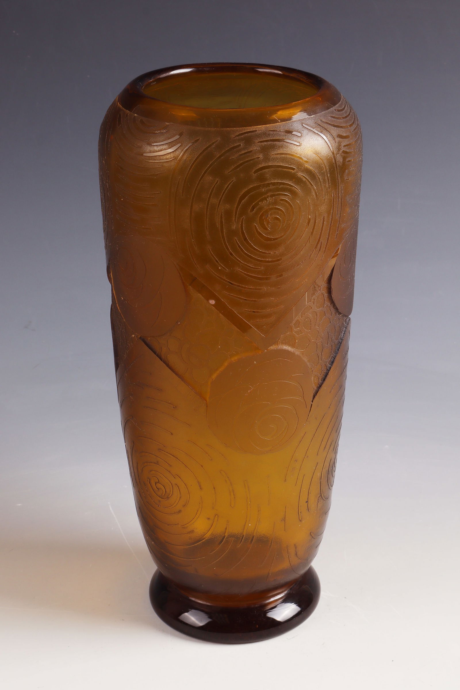 Vase with stylized roses: Vase with stylized roses Cristallerie de Pantin, 1931 - 1935 - Design: Auguste Heiligenstin Honey-colored glass, relief-plated, matt and brightly etched décor. Inscribed on the wall: MONTJOYE