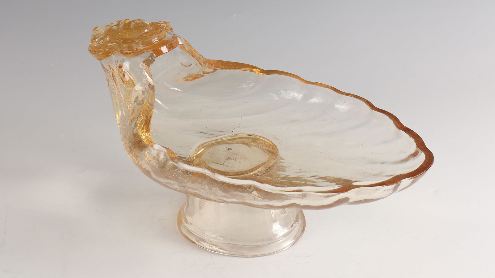 Présentoir ''Louis XV fuchsia'': Présentoir ''Louis XV fuchsia'' Eugène Rousseau / Ernest Leveillé, 1878 - 1884 Light brown glass. Melted mascaron underlaid with gold foil in the shape of a female head. Underside inscribed: E.