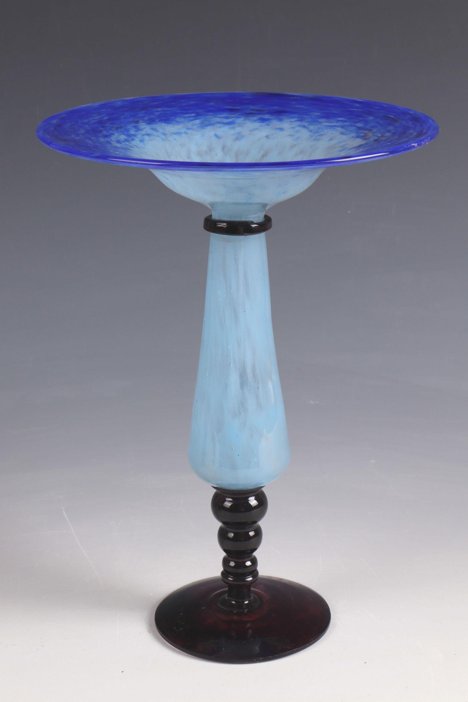 Coupe bijou: Coupe bijou Charles Schneider, Épinay - sur - Seine, 1924 - 1926 Colourless glass with flaky multicoloured powder melting. The attached foot in colourless with black-violet powder melting. On the