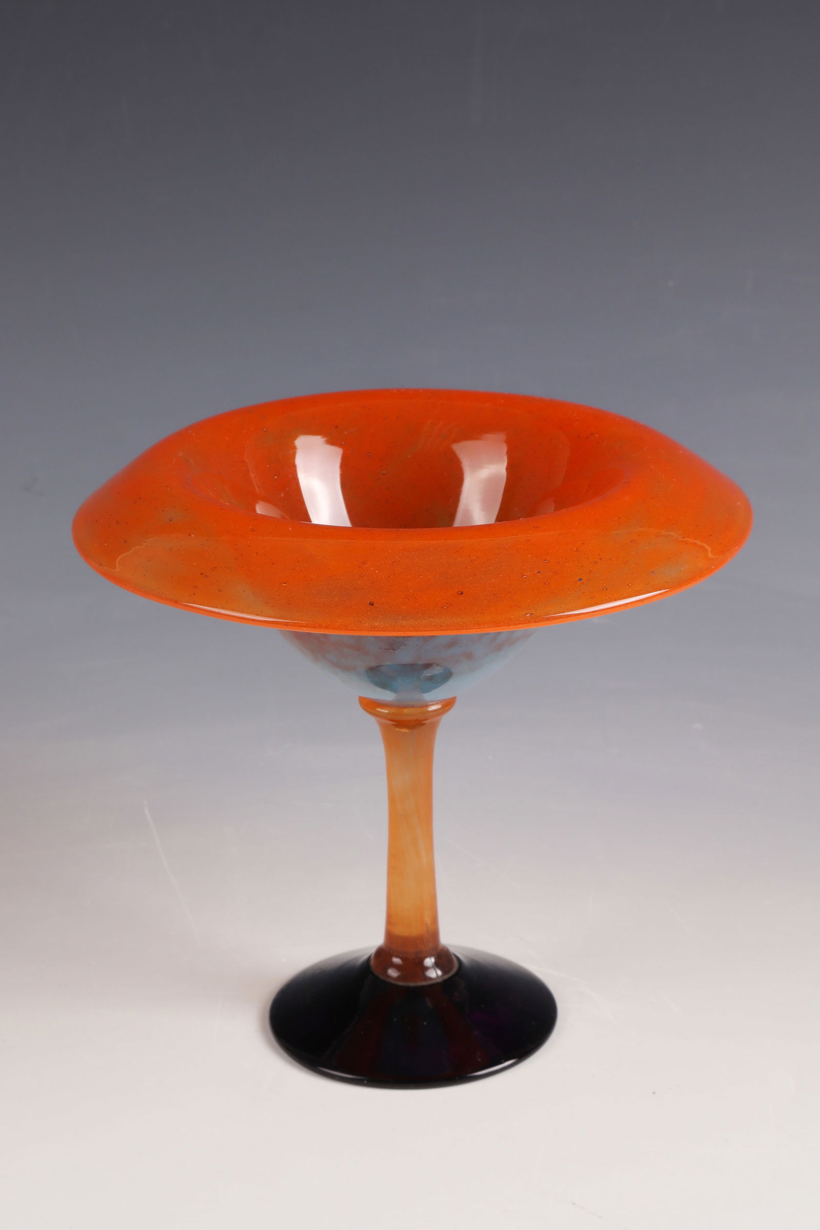 Coupe bijou: Coupe bijou Charles Schneider, Épinay - sur - Seine, 1918 - 1922 Colourless glass with flaky multicoloured powder melting. The attached foot in colourless with black-violet powder melting. On the