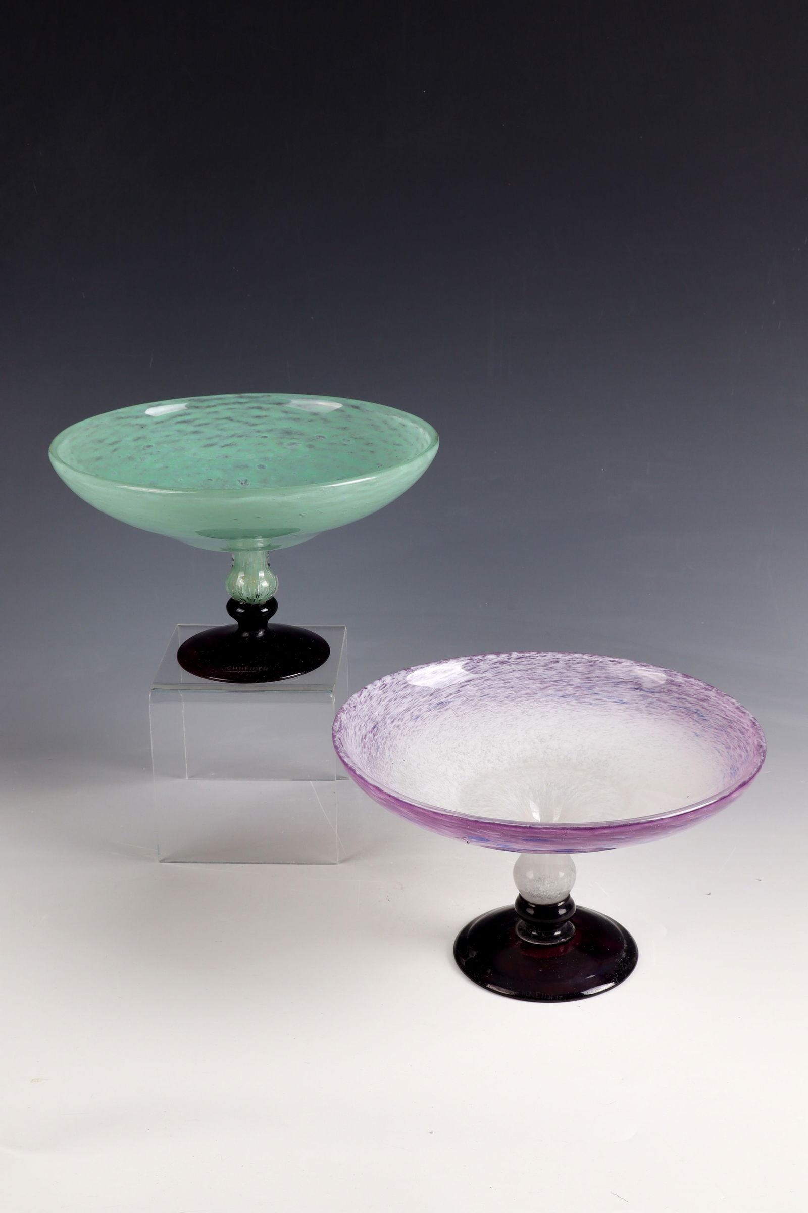 2 Coupes bijoux: 2 Coupes bijoux Charles Schneider, Épinay - sur - Seine, 1924 - 1926 Colourless glass with flaky multicoloured powder melting. The attached feet in colourless with black-violet powder melting. On the