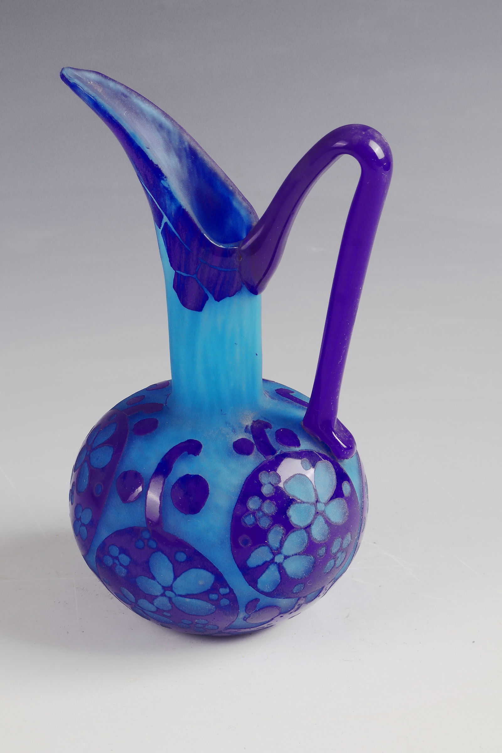 Jug ''Azurettes'': Jug ''Azurettes'' Charles Schneider, Epinay - sur - Seine, colourless glass, with melted and melted powder. Relief etched décor. Inscription: Le Verre Français (in engraving). H. 17 cm Lit.: Lit.: M