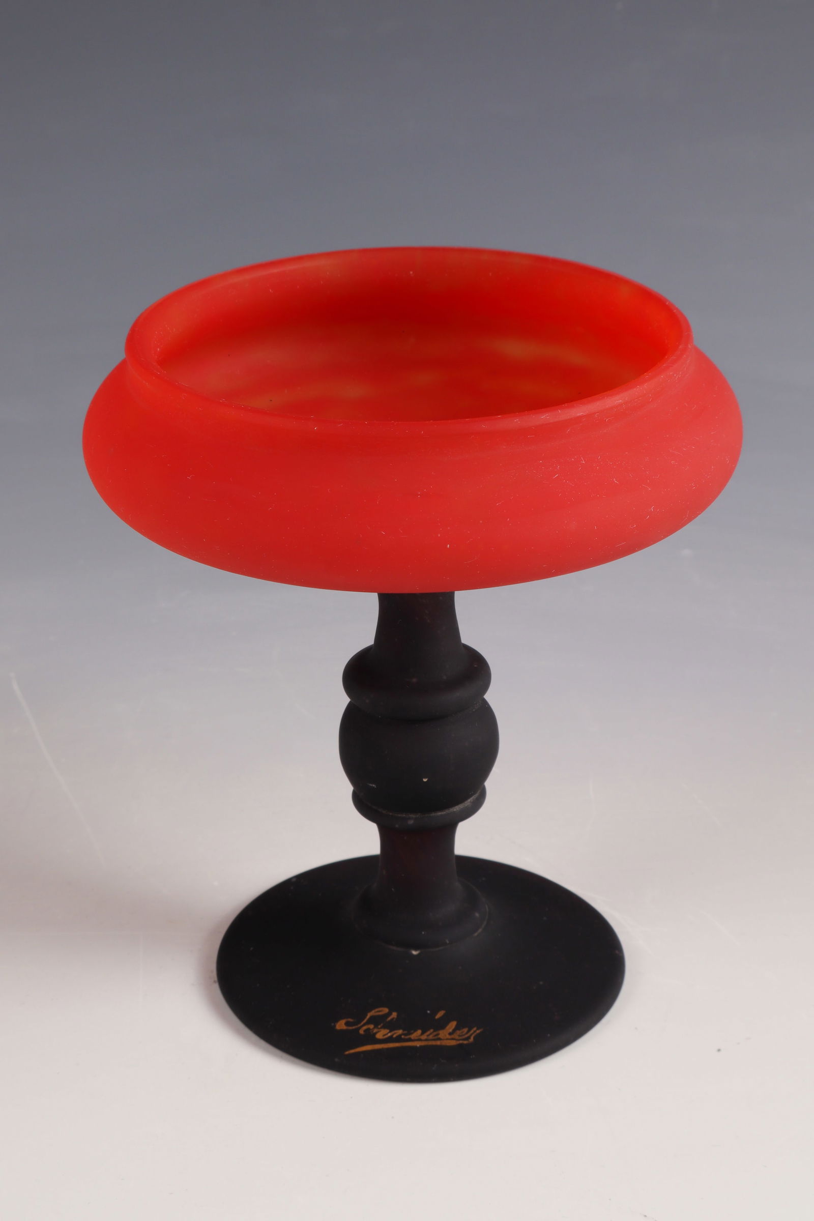 Coupe bijou: Coupe bijou Charles Schneider, Épinay - sur - Seine, 1918 - 1922 Colourless glass with flaky red powder melting. The attached foot in black violet. On the top of the foot inscribed: SCHNEIDER (painte