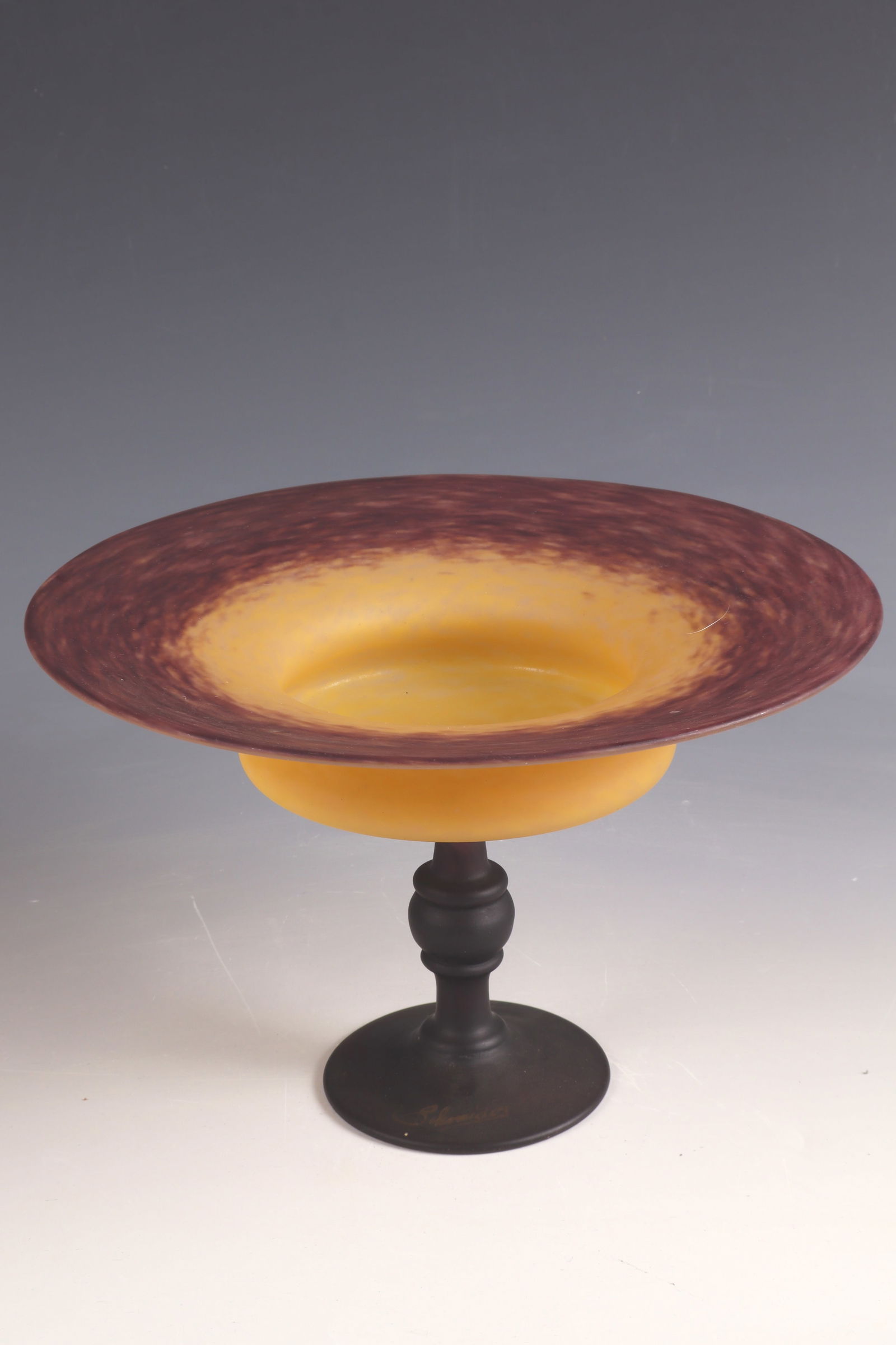 Coupe bijou: Coupe bijou Charles Schneider, Epinay - sur - Seine, 1922 - 1926 Colourless glass with multicoloured flaky powder melting. On the top of the foot inscribed: Schneider (engraved). H. 17 cm Lit.: G. Cap