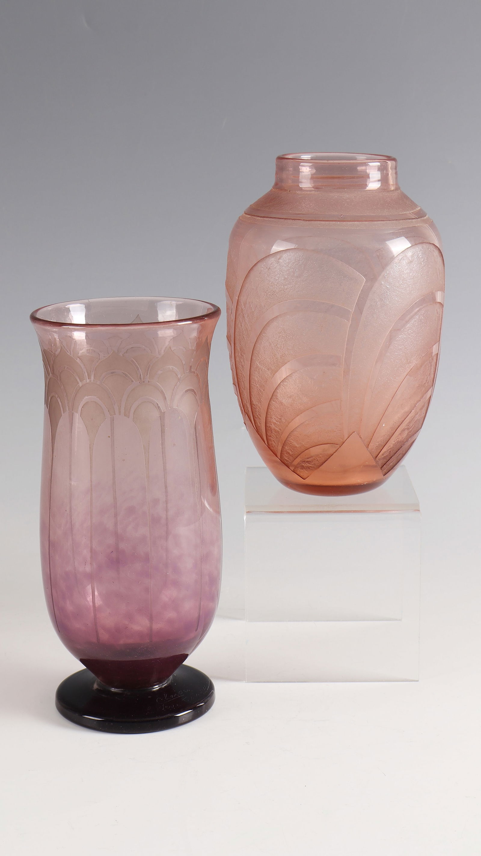 2 Vases ''Arcs'' - ''Tulipe fermeé'': 2 Vases ''Arcs'' - ''Tulipe fermeé'' Charles Schneider, Épinay - sur - Seine, c. 1928 - 1930 Smoky brown glass, partially with flaky violet powder melting. Etched decorations in relief. Reference: S