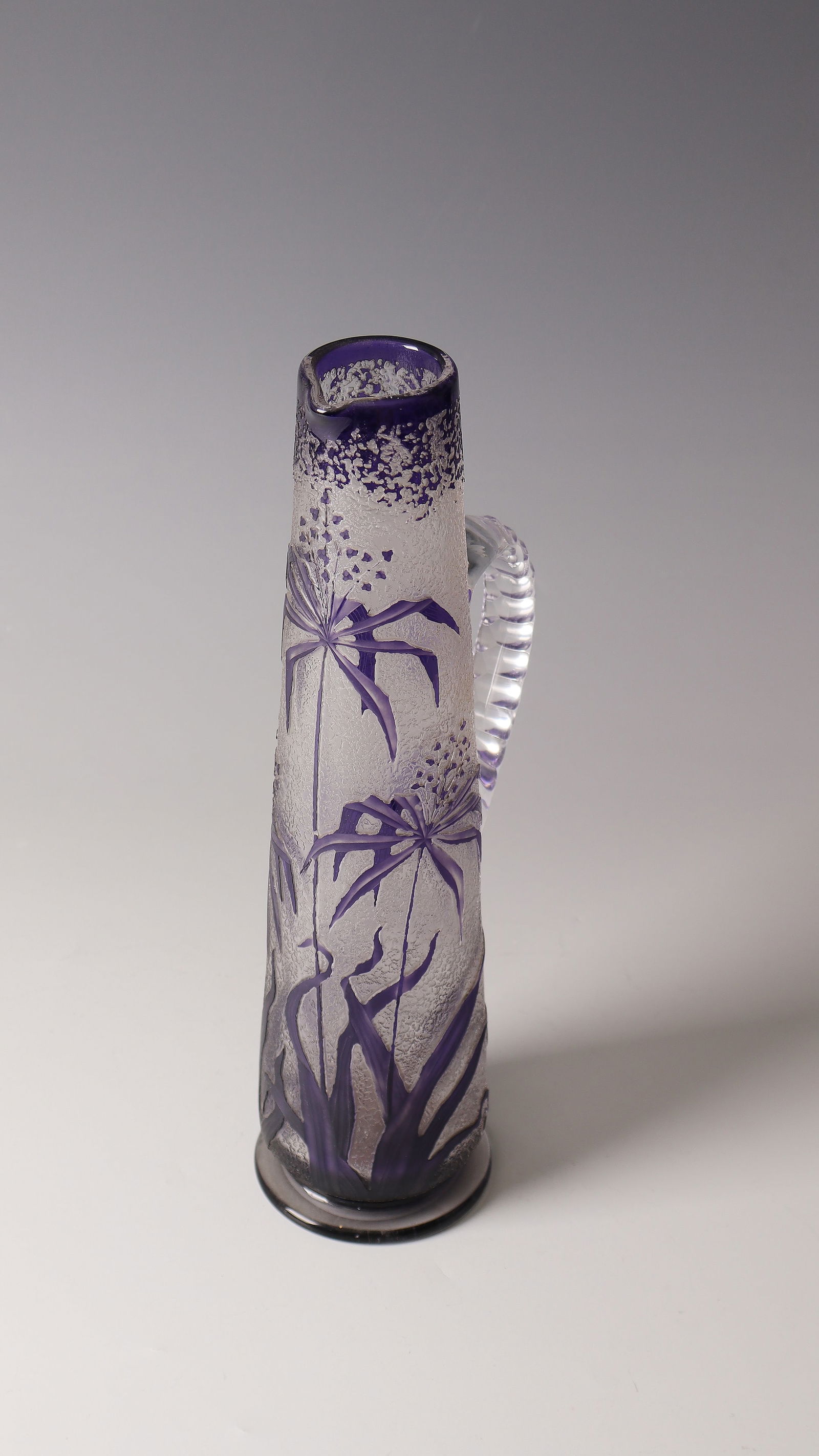 Jug ''Papyrus'': Jug ''Papyrus'' Val Saint - Lambert, 1900 - 1903 - Design: Philippe Wolfers Colourless glass, violet overlay. Relief etched and recut décor. Underside inscribed: Val St. Lambert (engraved). H. 35.5